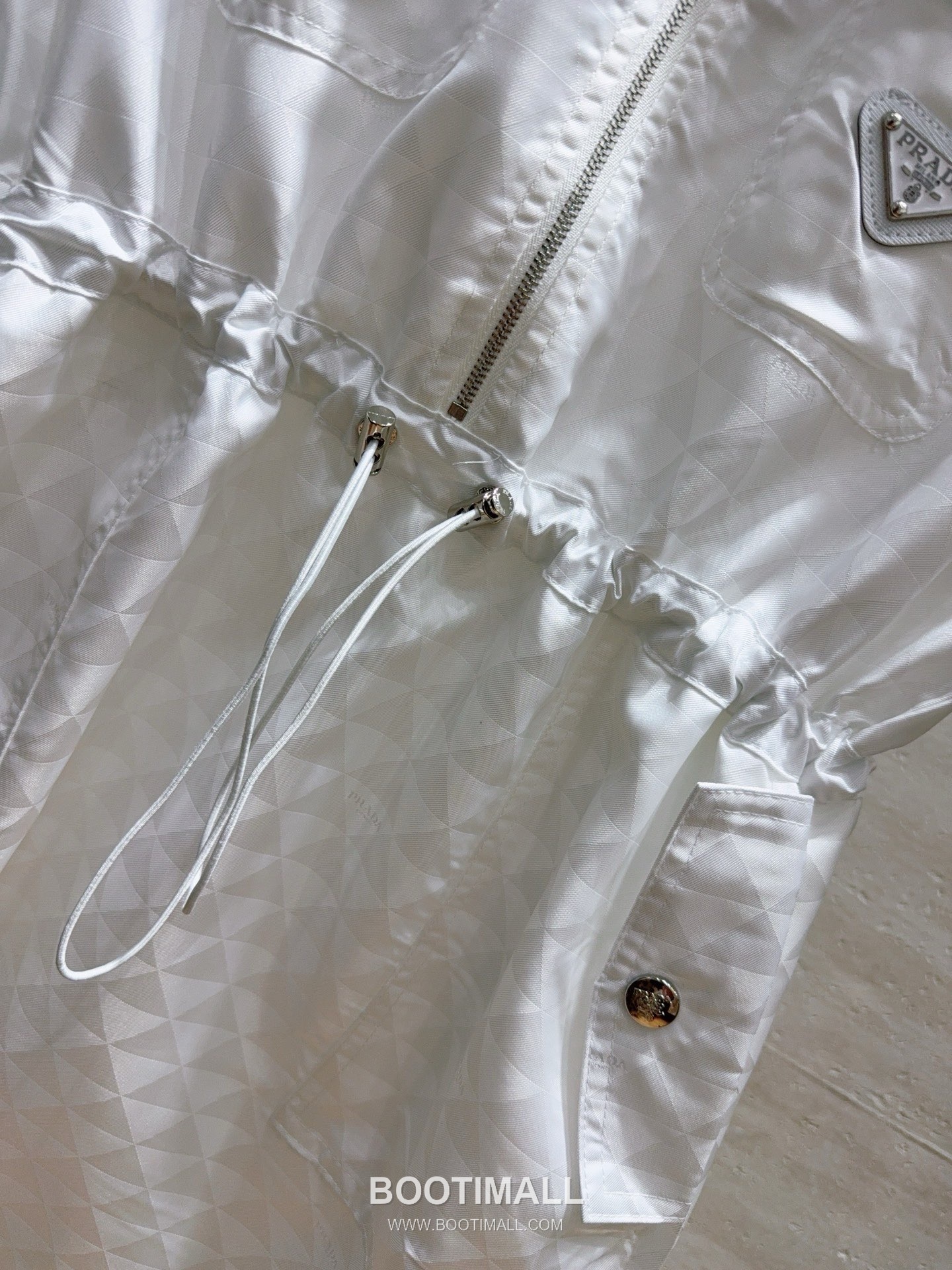 프라다 2026SS 리나일론 삼각자카드 로고 하프집업 폴로카라 A라인 반팔 원피스 Prada 2026 SS Re Nylon Triangle Jacquard Logo Half Zip Polo Collar A Line Short Sleeve Dress 14