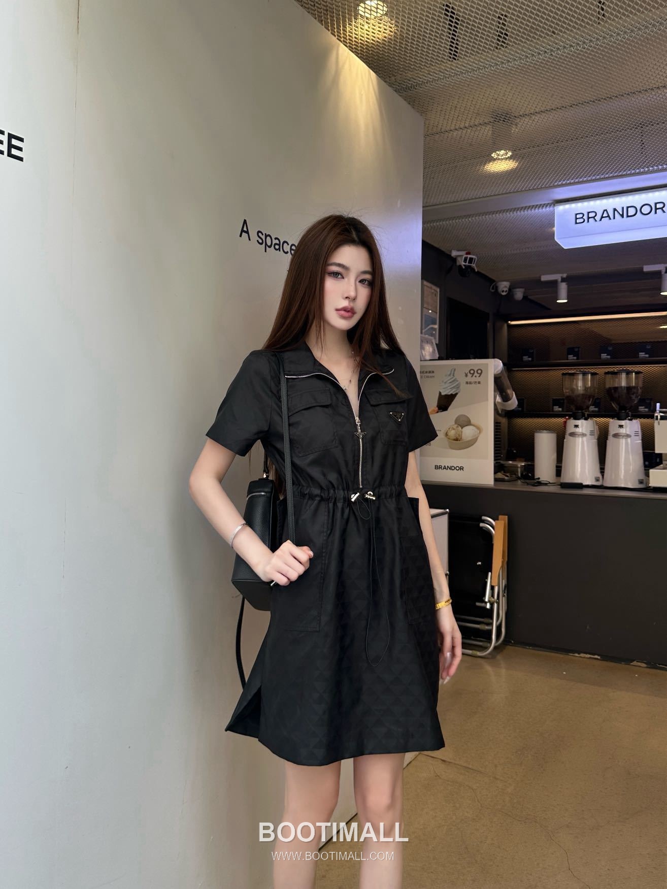 프라다 2026SS 리나일론 삼각자카드 로고 하프집업 폴로카라 A라인 반팔 원피스 Prada 2026 SS Re Nylon Triangle Jacquard Logo Half Zip Polo Collar A Line Short Sleeve Dress 4