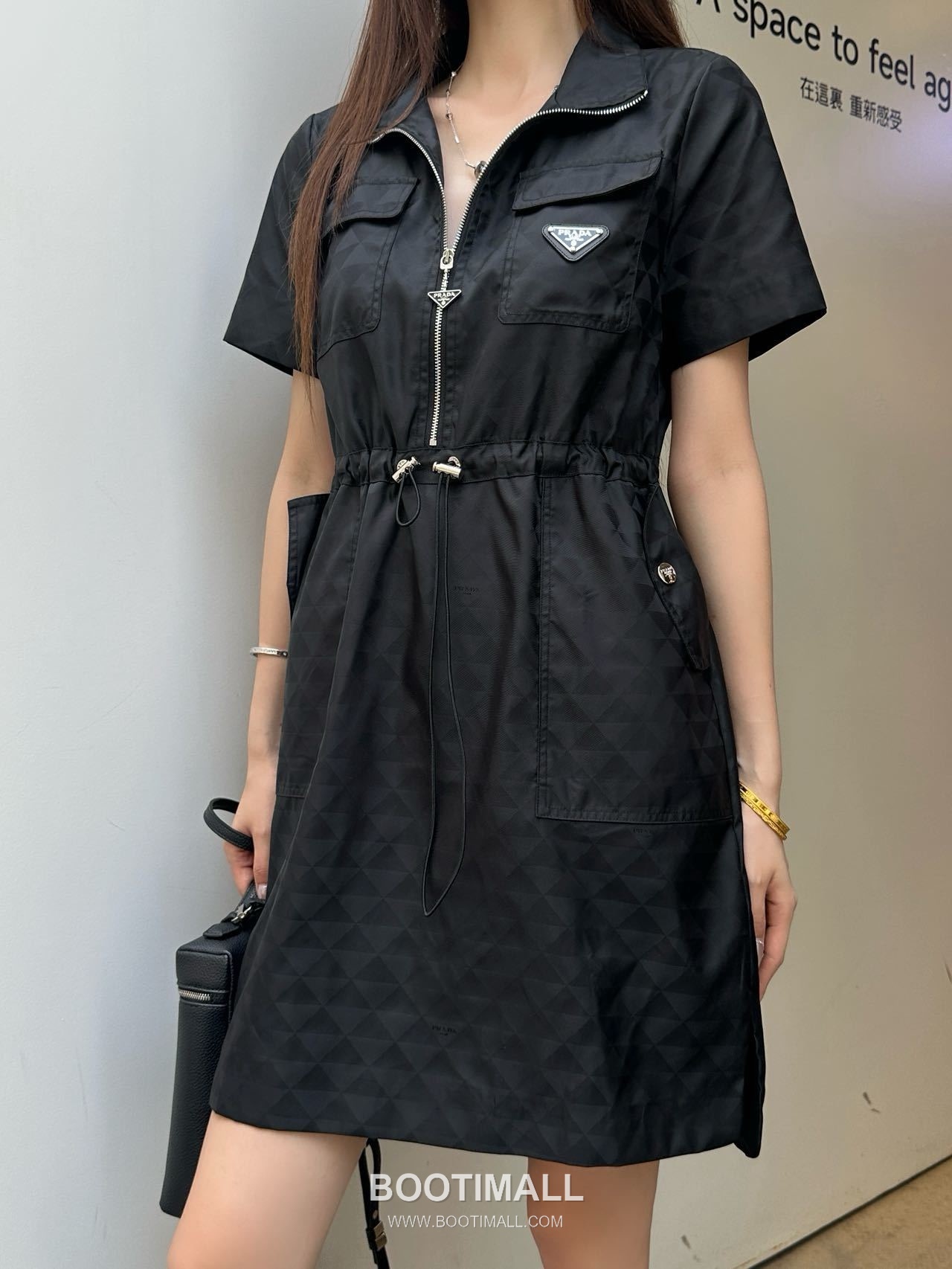 프라다 2026SS 리나일론 삼각자카드 로고 하프집업 폴로카라 A라인 반팔 원피스 Prada 2026 SS Re Nylon Triangle Jacquard Logo Half Zip Polo Collar A Line Short Sleeve Dress 8