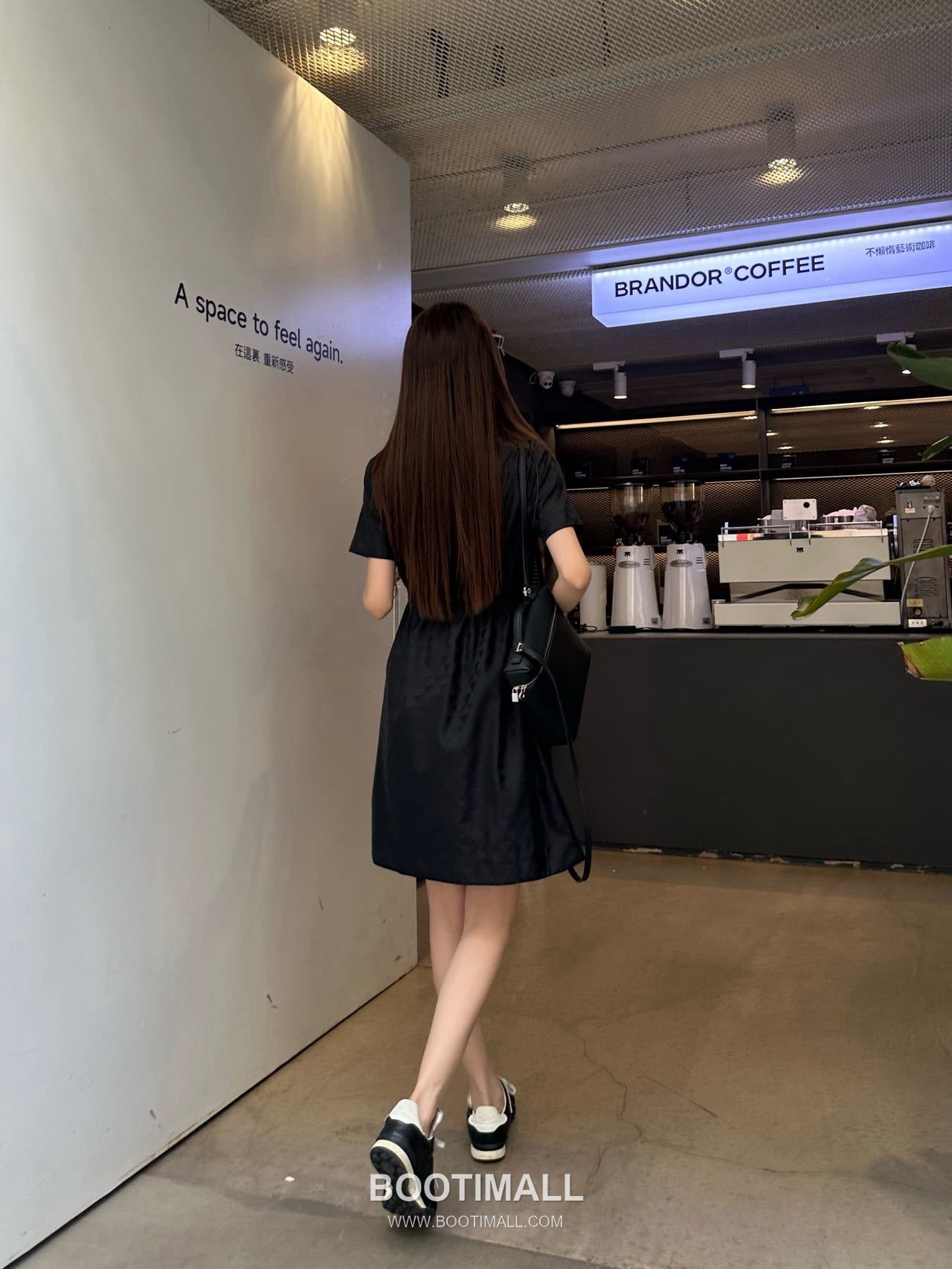 프라다 2026SS 리나일론 삼각자카드 로고 하프집업 폴로카라 A라인 반팔 원피스 Prada 2026 SS Re Nylon Triangle Jacquard Logo Half Zip Polo Collar A Line Short Sleeve Dress 9