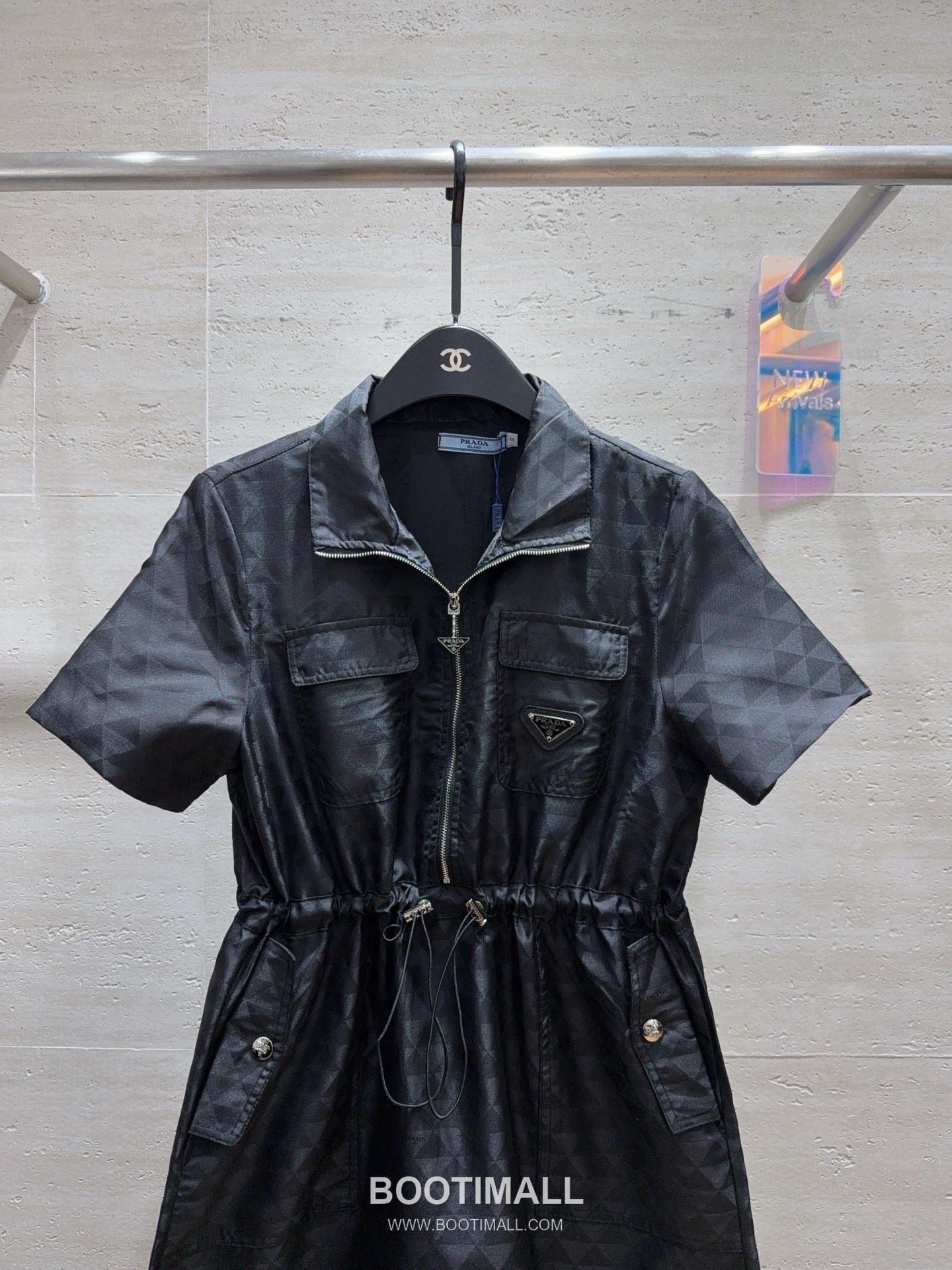 프라다 2026SS 리나일론 삼각자카드 로고 하프집업 폴로카라 A라인 반팔 원피스 Prada 2026 SS Re Nylon Triangle Jacquard Logo Half Zip Polo Collar A Line Short Sleeve Dress 11