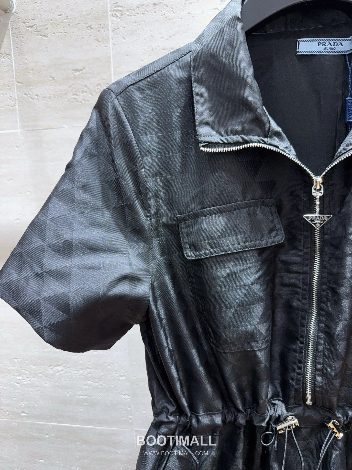 프라다 2026SS 리나일론 삼각자카드 로고 하프집업 폴로카라 A라인 반팔 원피스 Prada 2026 SS Re Nylon Triangle Jacquard Logo Half Zip Polo Collar A Line Short Sleeve Dress 12