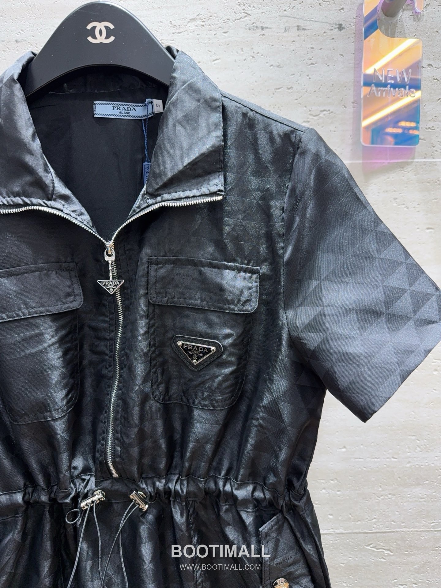 프라다 2026SS 리나일론 삼각자카드 로고 하프집업 폴로카라 A라인 반팔 원피스 Prada 2026 SS Re Nylon Triangle Jacquard Logo Half Zip Polo Collar A Line Short Sleeve Dress 13