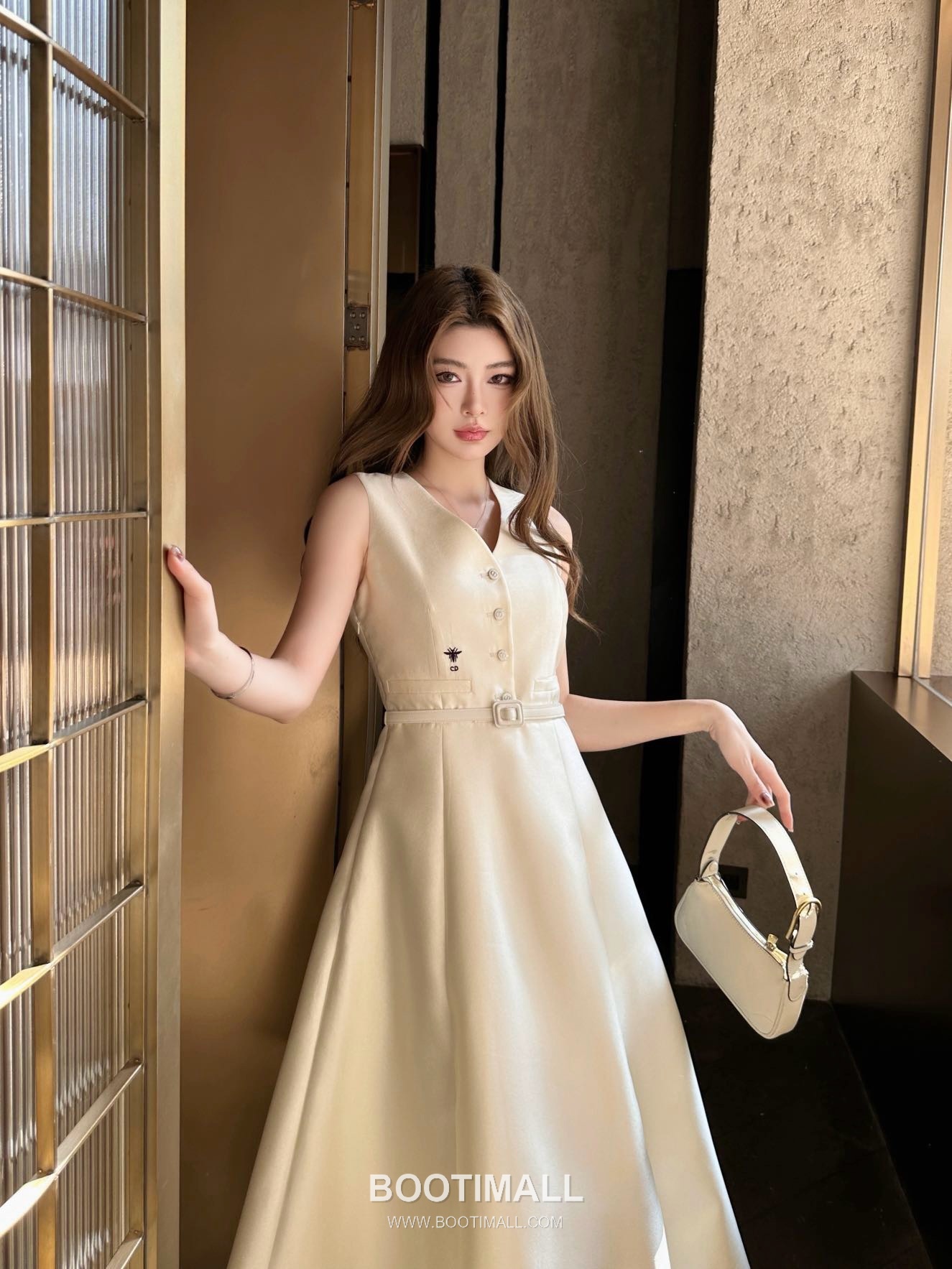 디올 2026SS 비스코스 혼방 비 로고자수 V넥 벨티드 하이웨스트 A라인 민소매 롱 원피스 Dior 2026 SS Viscose Blend Bee Logo Embroidered V Neck Belted High Waist A Line Sleeveless Long Dress 4