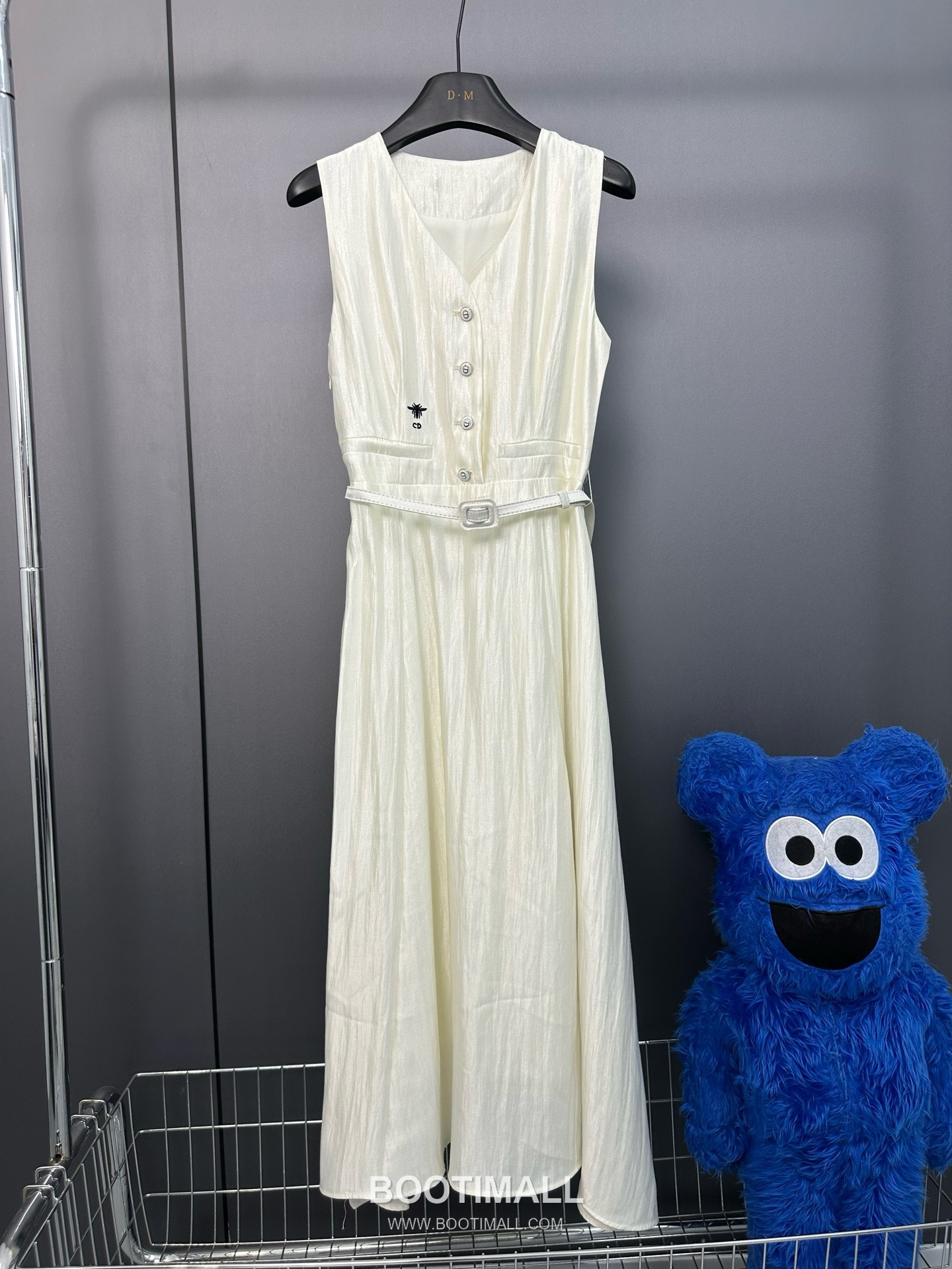 디올 2026SS 비스코스 혼방 비 로고자수 V넥 벨티드 하이웨스트 A라인 민소매 롱 원피스 Dior 2026 SS Viscose Blend Bee Logo Embroidered V Neck Belted High Waist A Line Sleeveless Long Dress 10