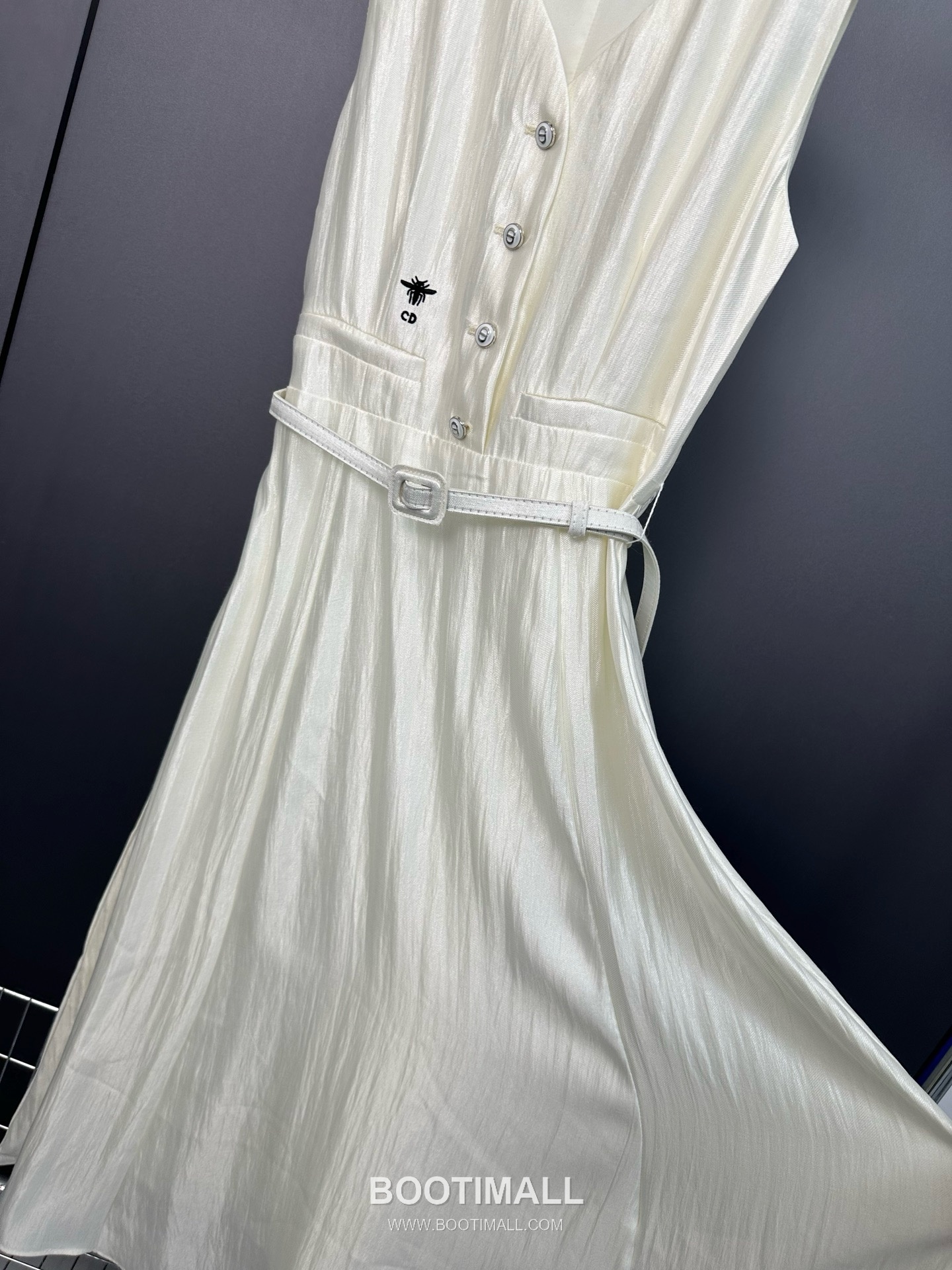 디올 2026SS 비스코스 혼방 비 로고자수 V넥 벨티드 하이웨스트 A라인 민소매 롱 원피스 Dior 2026 SS Viscose Blend Bee Logo Embroidered V Neck Belted High Waist A Line Sleeveless Long Dress 13