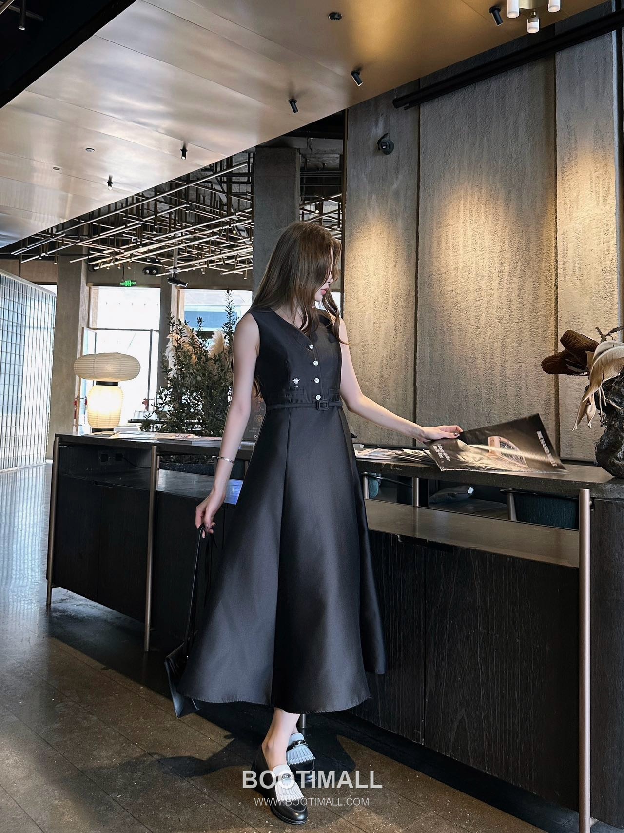 디올 2026SS 비스코스 혼방 비 로고자수 V넥 벨티드 하이웨스트 A라인 민소매 롱 원피스 Dior 2026 SS Viscose Blend Bee Logo Embroidered V Neck Belted High Waist A Line Sleeveless Long Dress 3