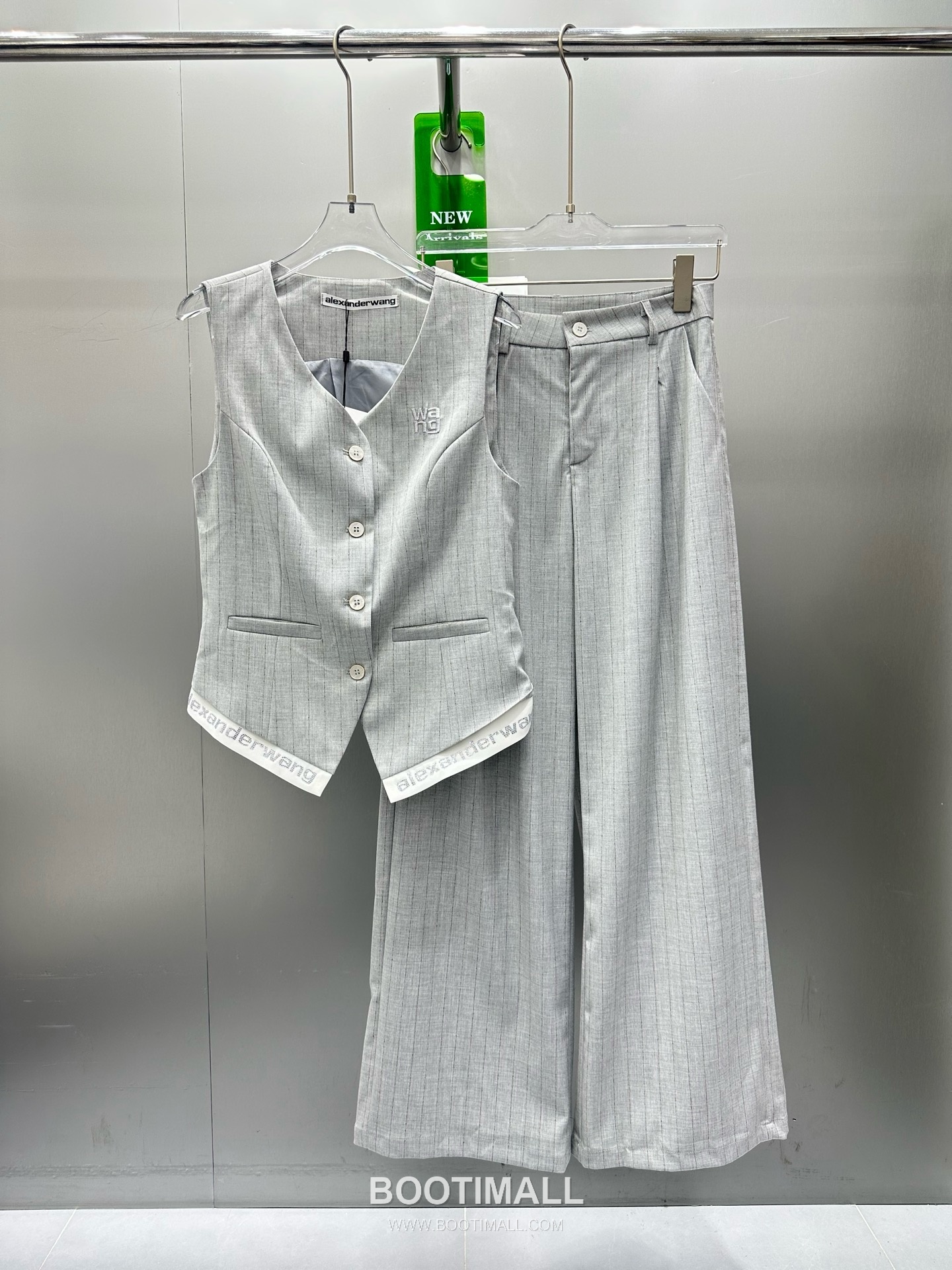 알렉산더왕 2026SS 폴리혼방 스트라이프 로고자수 싱글버튼 베스트 와이드팬츠 셋업 Alexander Wang 2026 SS Polyester Blend Stripe Logo Embroidered Single Button Vest Wide Pants Set 10