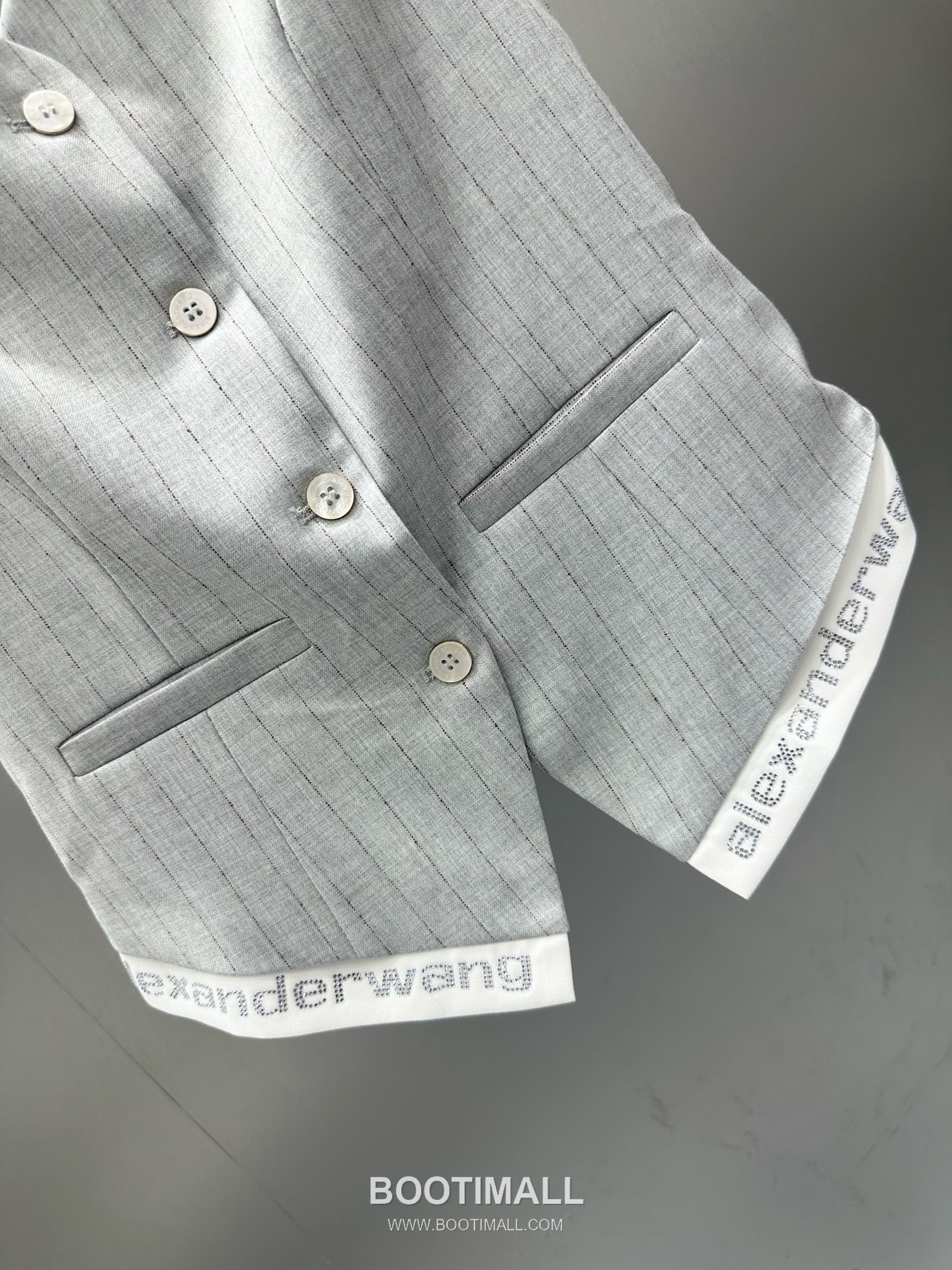 알렉산더왕 2026SS 폴리혼방 스트라이프 로고자수 싱글버튼 베스트 와이드팬츠 셋업 Alexander Wang 2026 SS Polyester Blend Stripe Logo Embroidered Single Button Vest Wide Pants Set 14