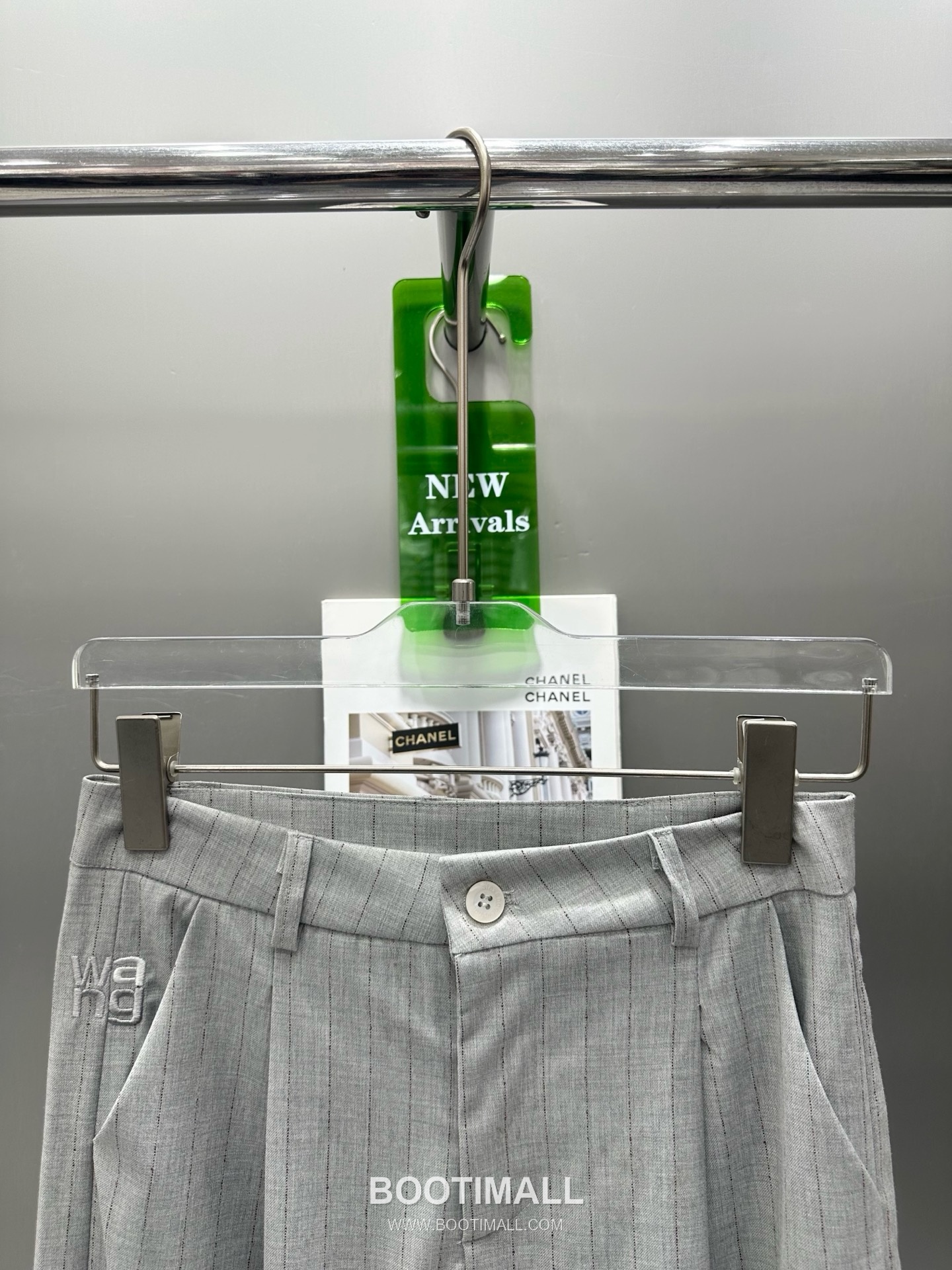 알렉산더왕 2026SS 폴리혼방 스트라이프 로고자수 싱글버튼 베스트 와이드팬츠 셋업 Alexander Wang 2026 SS Polyester Blend Stripe Logo Embroidered Single Button Vest Wide Pants Set 17