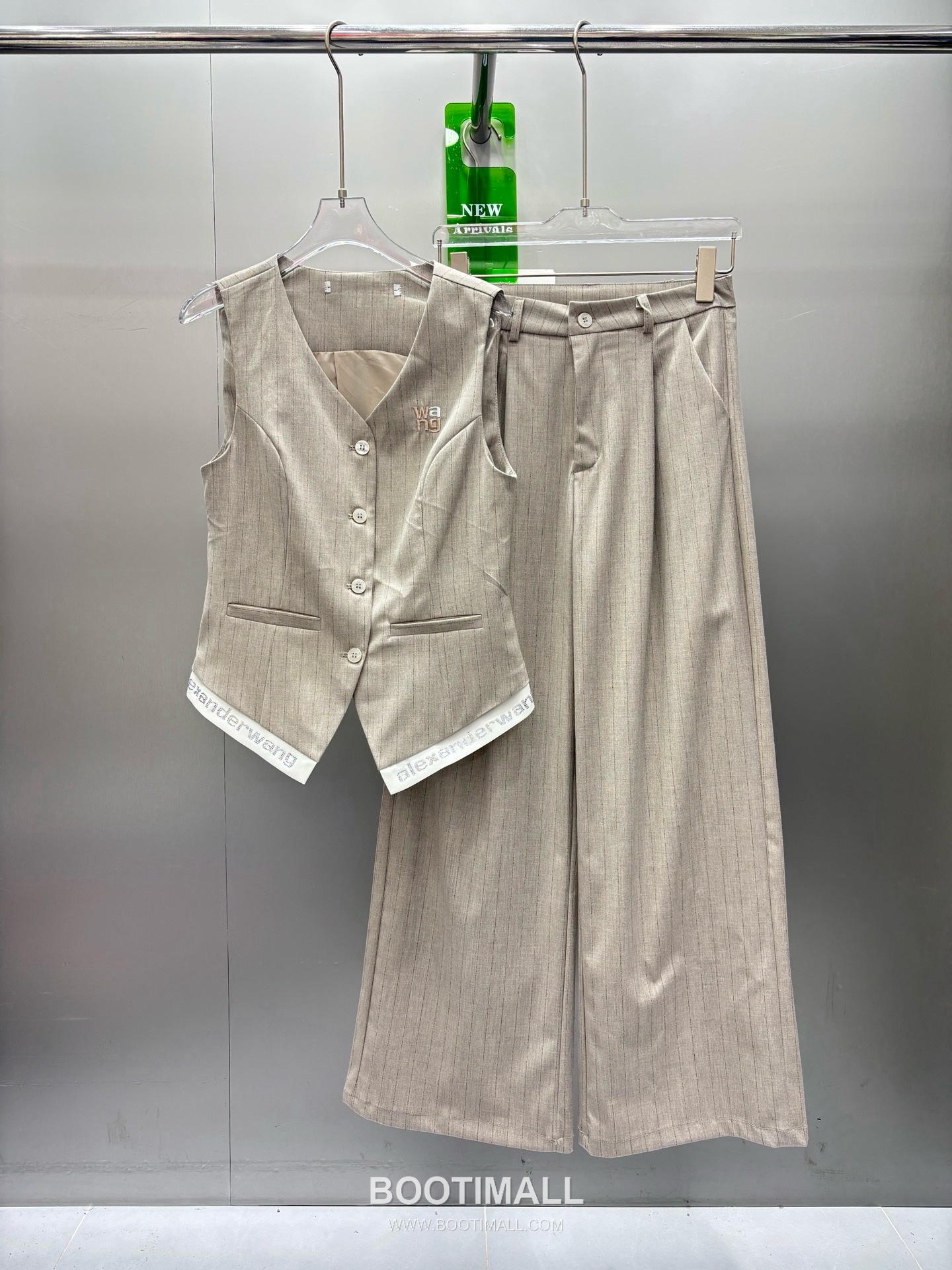 알렉산더왕 2026SS 폴리혼방 스트라이프 로고자수 싱글버튼 베스트 와이드팬츠 셋업 Alexander Wang 2026 SS Polyester Blend Stripe Logo Embroidered Single Button Vest Wide Pants Set 11
