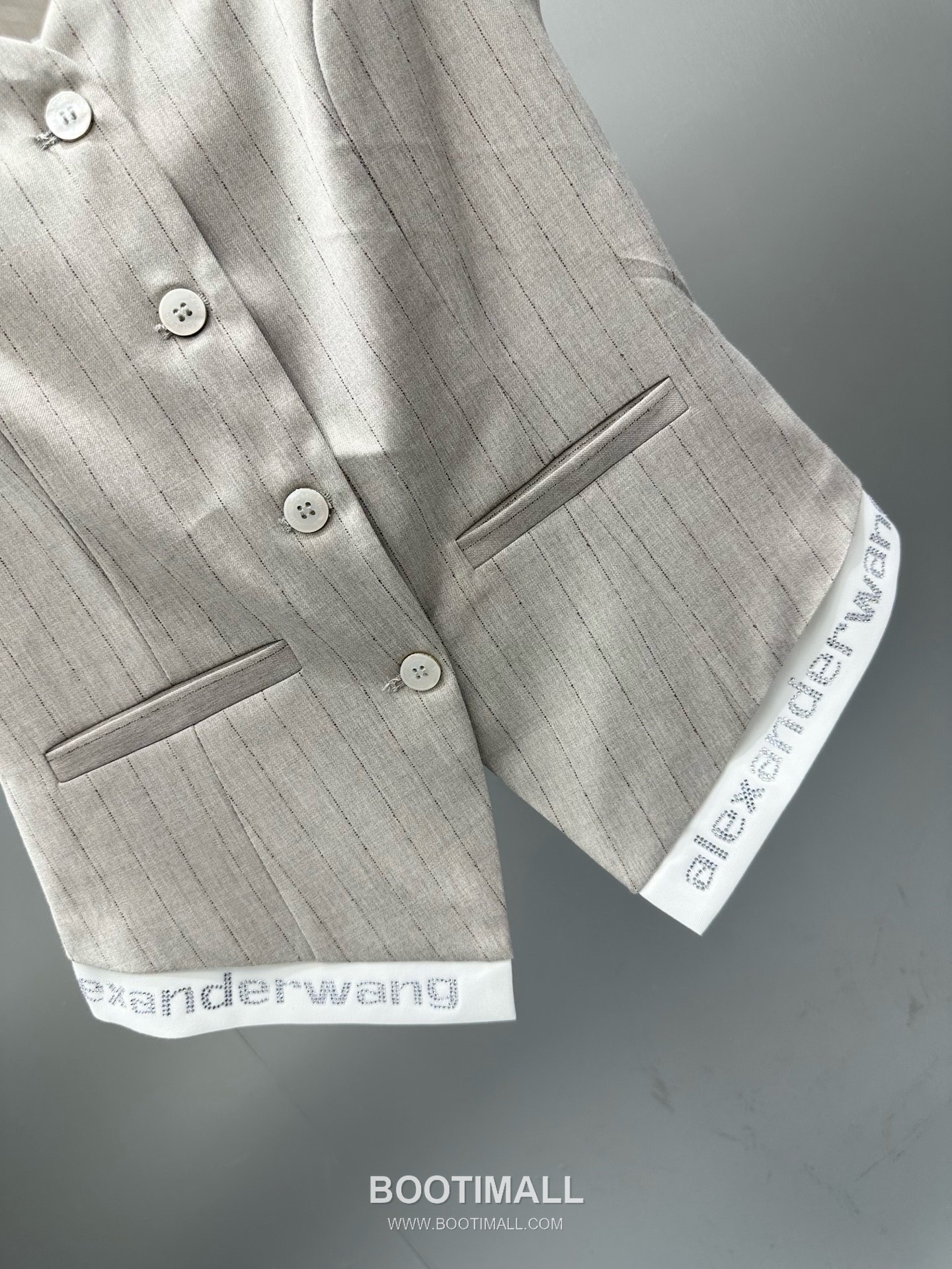 알렉산더왕 2026SS 폴리혼방 스트라이프 로고자수 싱글버튼 베스트 와이드팬츠 셋업 Alexander Wang 2026 SS Polyester Blend Stripe Logo Embroidered Single Button Vest Wide Pants Set 15