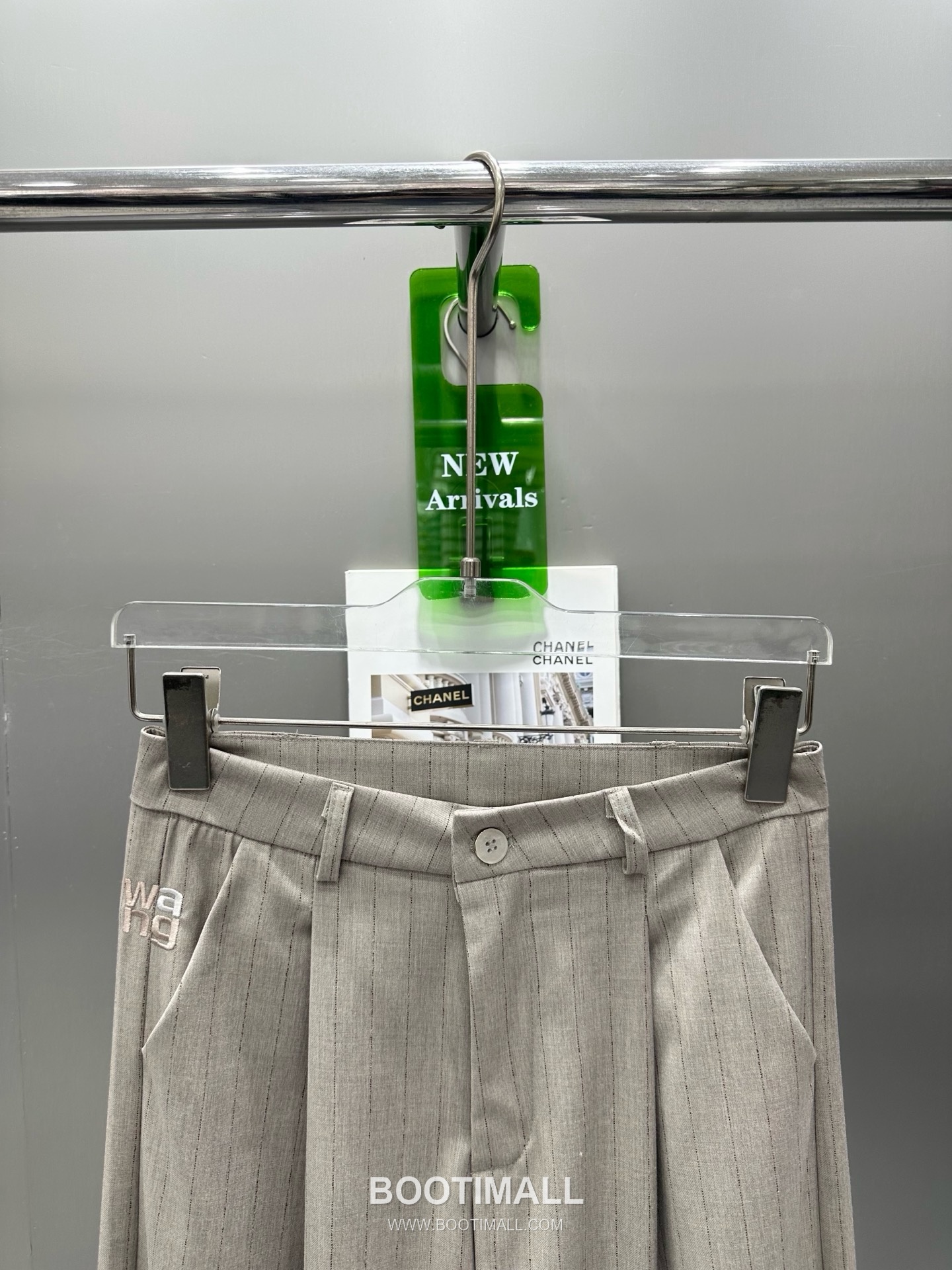 알렉산더왕 2026SS 폴리혼방 스트라이프 로고자수 싱글버튼 베스트 와이드팬츠 셋업 Alexander Wang 2026 SS Polyester Blend Stripe Logo Embroidered Single Button Vest Wide Pants Set 18