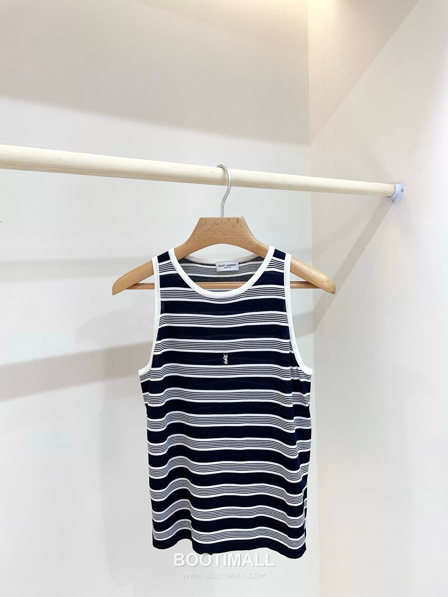 생로랑 2026SS 텐셀 니트 스트라이프 YSL로고 자수 루즈핏 슬리브리스 니트 베스트 Saint Laurent 2026 SS Tencel Knit Stripe YSL Logo Embroidery Loose Fit Sleeveless Knit Vest 11