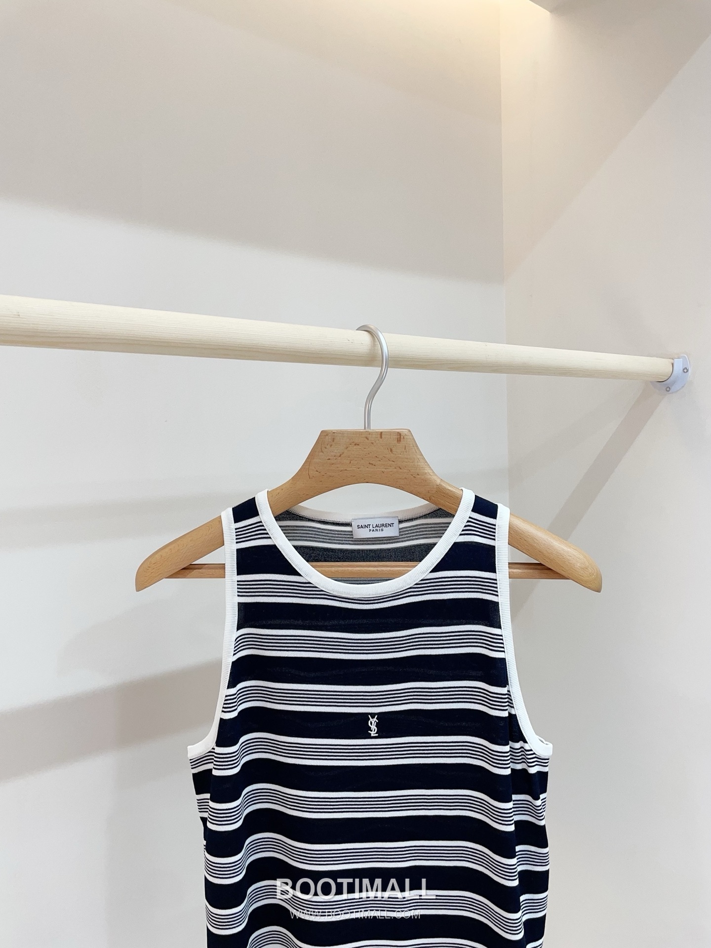 생로랑 2026SS 텐셀 니트 스트라이프 YSL로고 자수 루즈핏 슬리브리스 니트 베스트 Saint Laurent 2026 SS Tencel Knit Stripe YSL Logo Embroidery Loose Fit Sleeveless Knit Vest 12