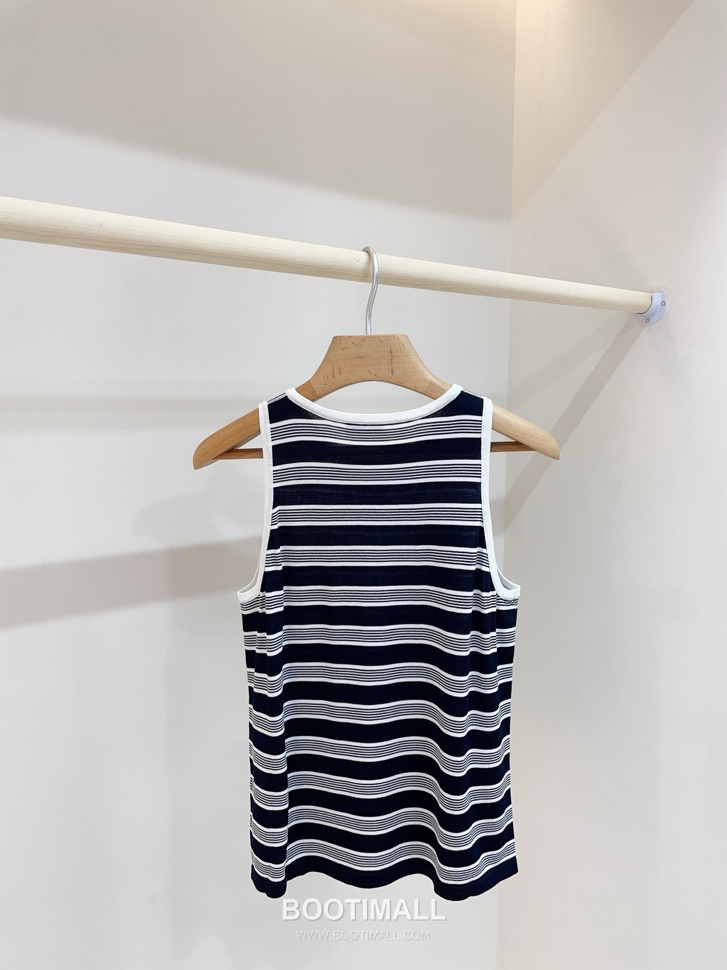 생로랑 2026SS 텐셀 니트 스트라이프 YSL로고 자수 루즈핏 슬리브리스 니트 베스트 Saint Laurent 2026 SS Tencel Knit Stripe YSL Logo Embroidery Loose Fit Sleeveless Knit Vest 13