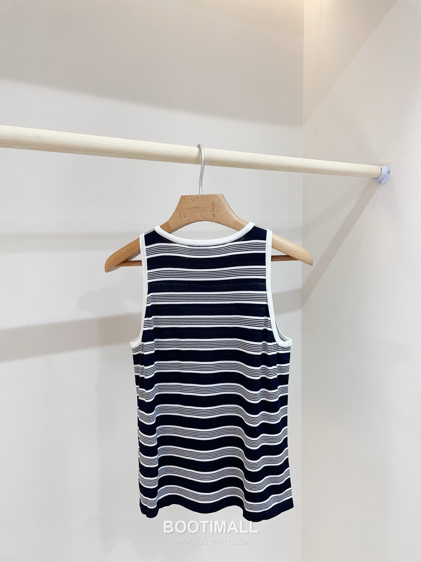 생로랑 2026SS 텐셀 니트 스트라이프 YSL로고 자수 루즈핏 슬리브리스 니트 베스트 Saint Laurent 2026 SS Tencel Knit Stripe YSL Logo Embroidery Loose Fit Sleeveless Knit Vest 14