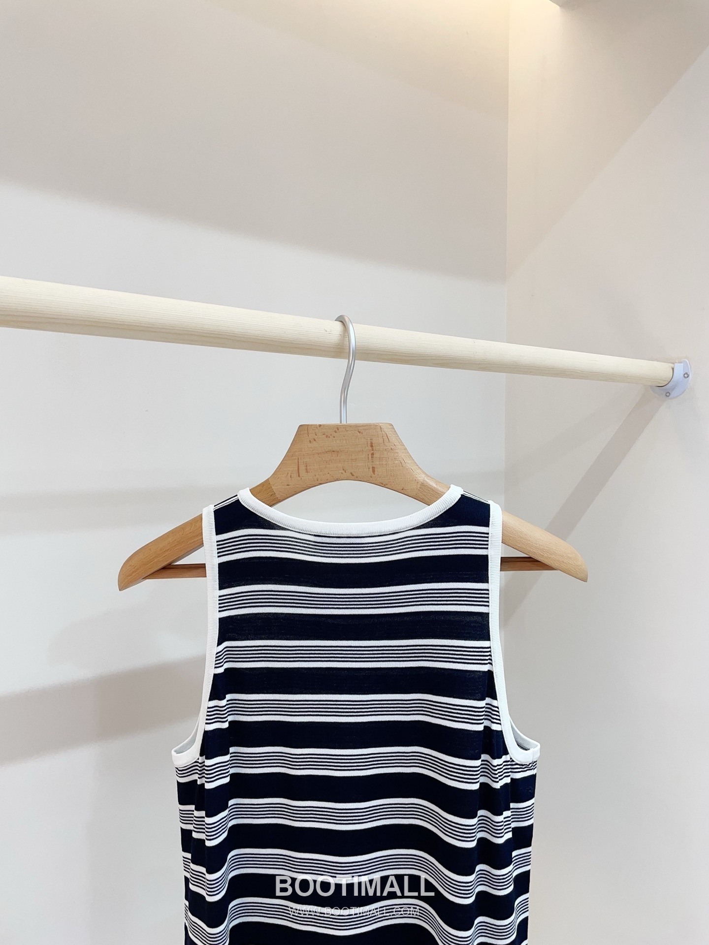 생로랑 2026SS 텐셀 니트 스트라이프 YSL로고 자수 루즈핏 슬리브리스 니트 베스트 Saint Laurent 2026 SS Tencel Knit Stripe YSL Logo Embroidery Loose Fit Sleeveless Knit Vest 15