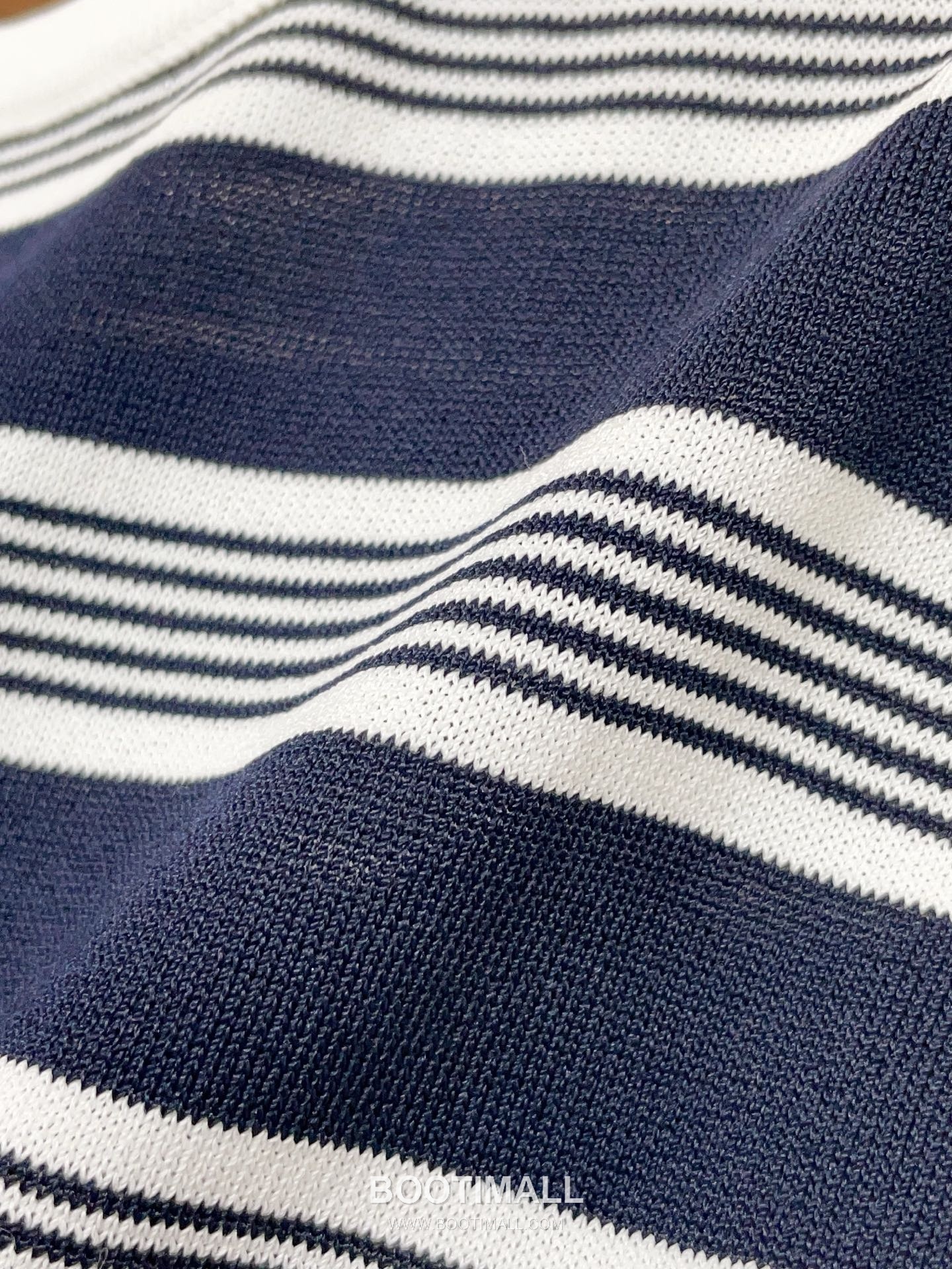 생로랑 2026SS 텐셀 니트 스트라이프 YSL로고 자수 루즈핏 슬리브리스 니트 베스트 Saint Laurent 2026 SS Tencel Knit Stripe YSL Logo Embroidery Loose Fit Sleeveless Knit Vest 17