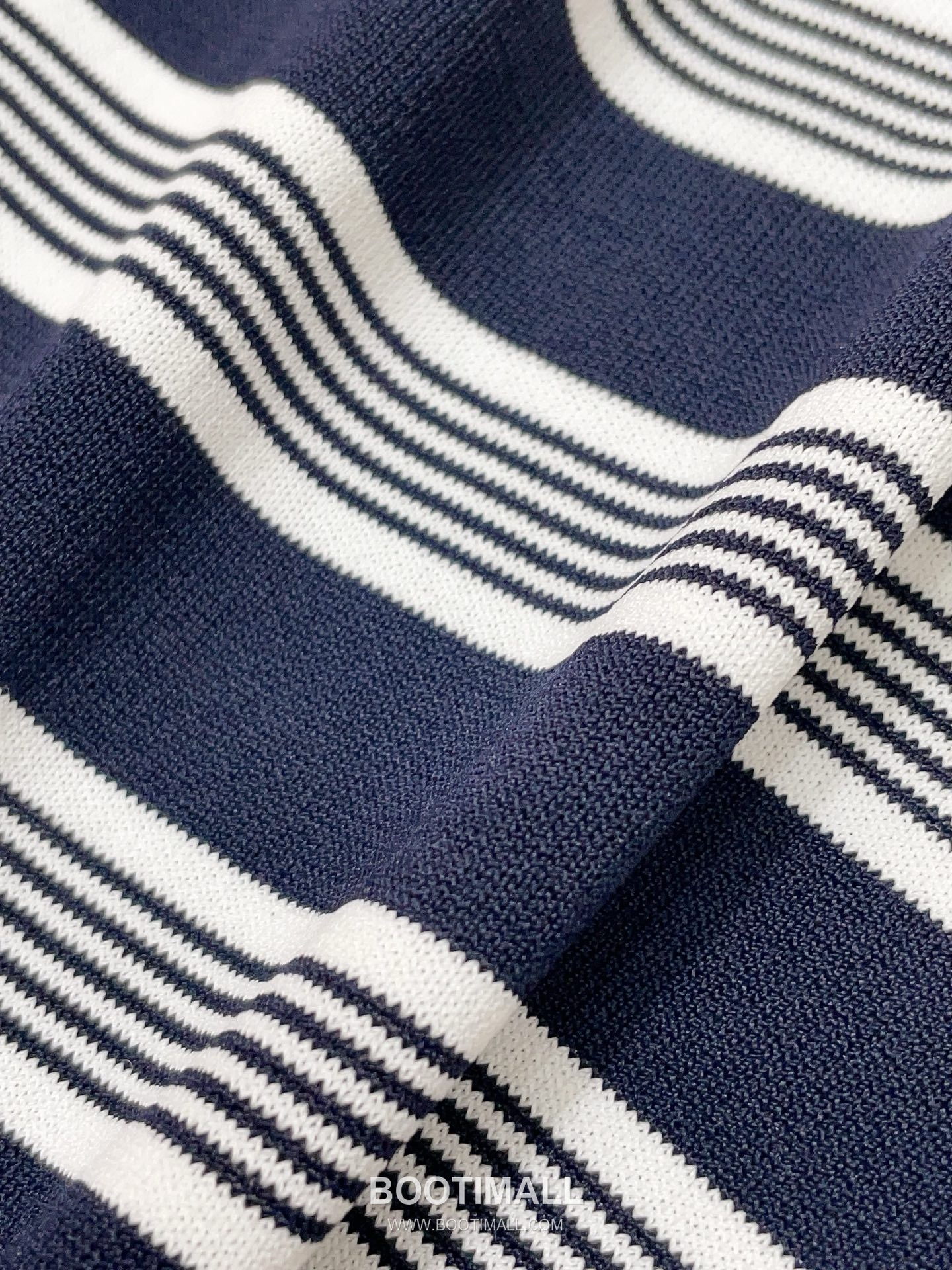 생로랑 2026SS 텐셀 니트 스트라이프 YSL로고 자수 루즈핏 슬리브리스 니트 베스트 Saint Laurent 2026 SS Tencel Knit Stripe YSL Logo Embroidery Loose Fit Sleeveless Knit Vest 18