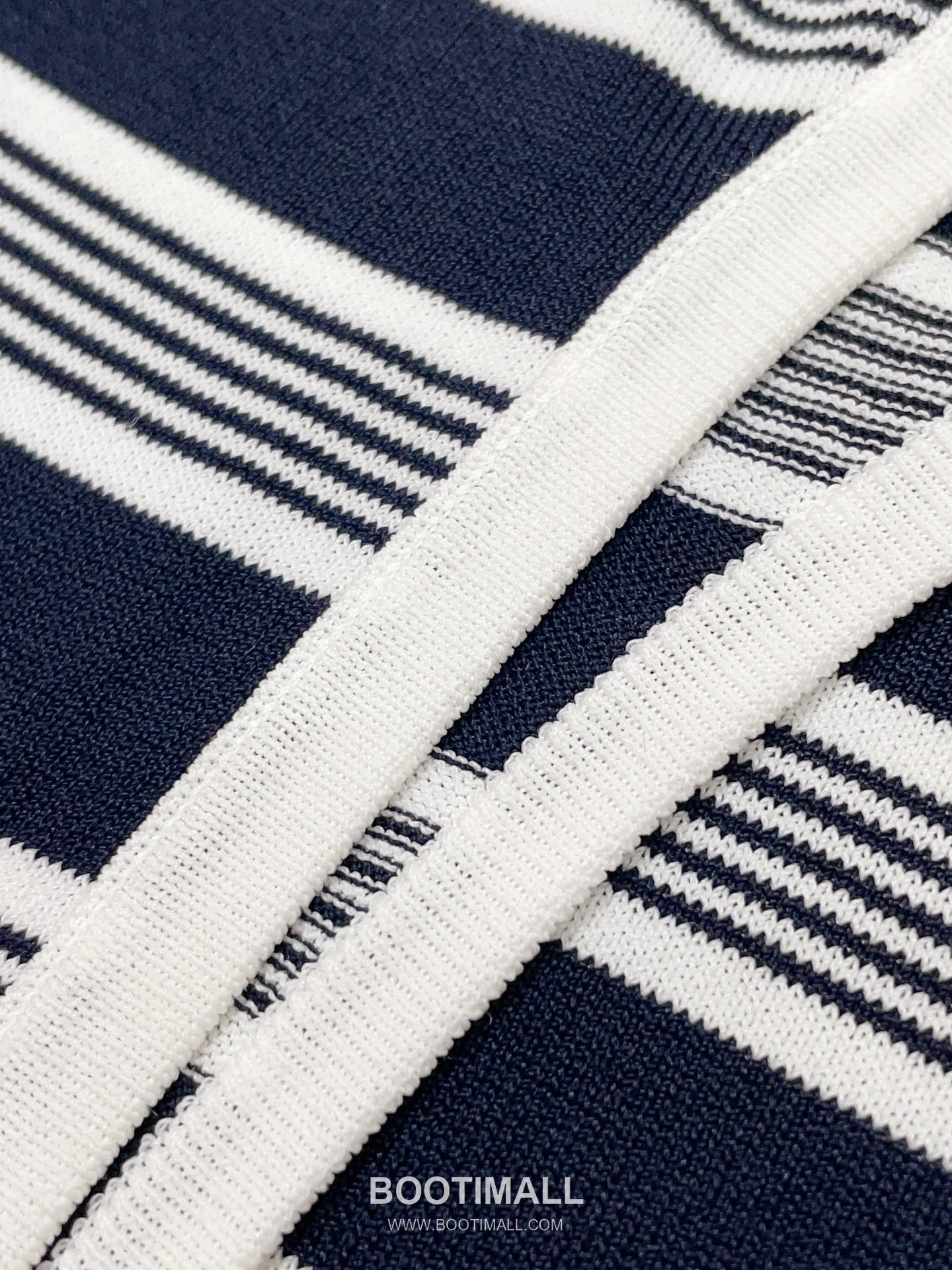 생로랑 2026SS 텐셀 니트 스트라이프 YSL로고 자수 루즈핏 슬리브리스 니트 베스트 Saint Laurent 2026 SS Tencel Knit Stripe YSL Logo Embroidery Loose Fit Sleeveless Knit Vest 19