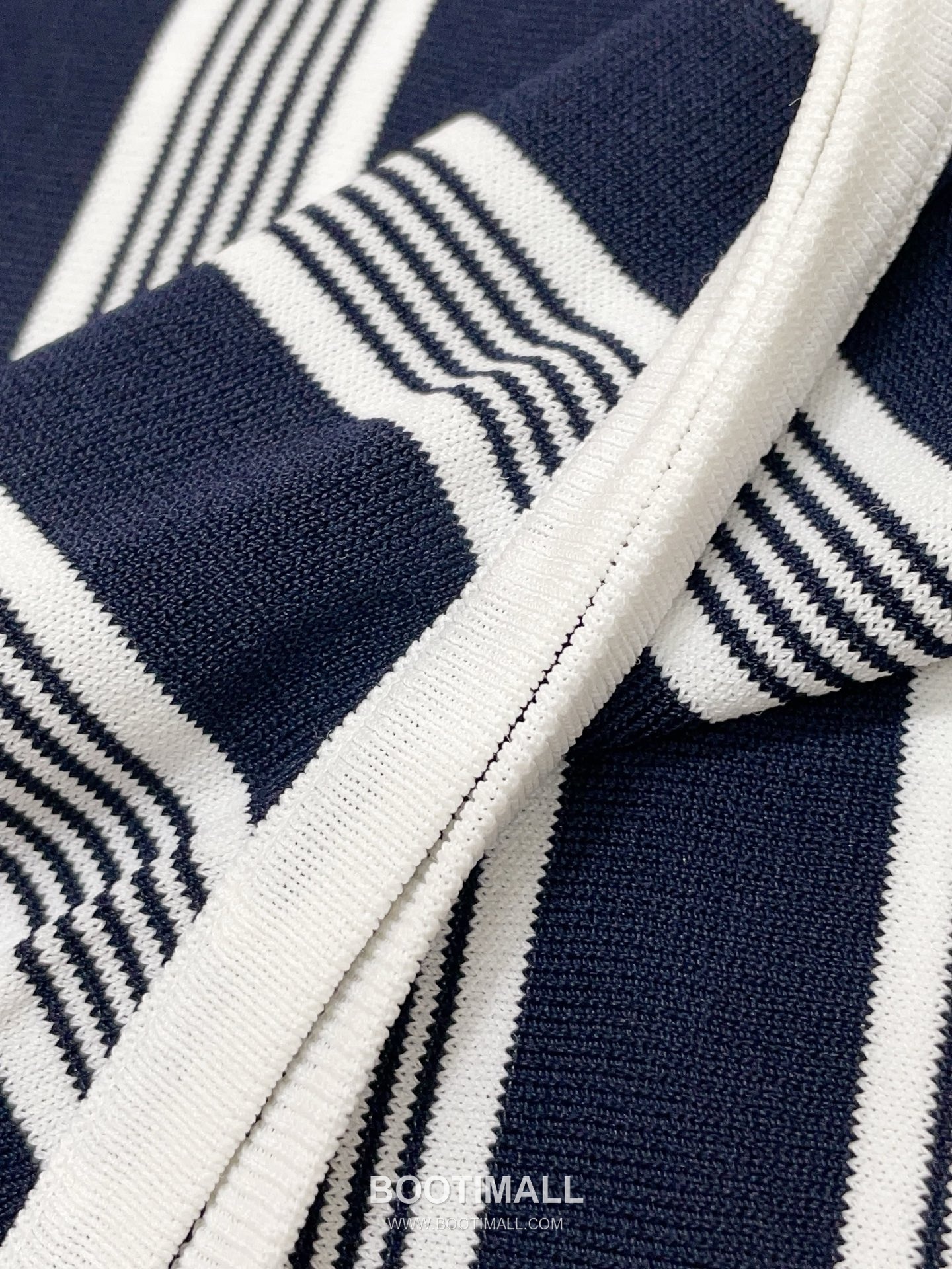 생로랑 2026SS 텐셀 니트 스트라이프 YSL로고 자수 루즈핏 슬리브리스 니트 베스트 Saint Laurent 2026 SS Tencel Knit Stripe YSL Logo Embroidery Loose Fit Sleeveless Knit Vest 20