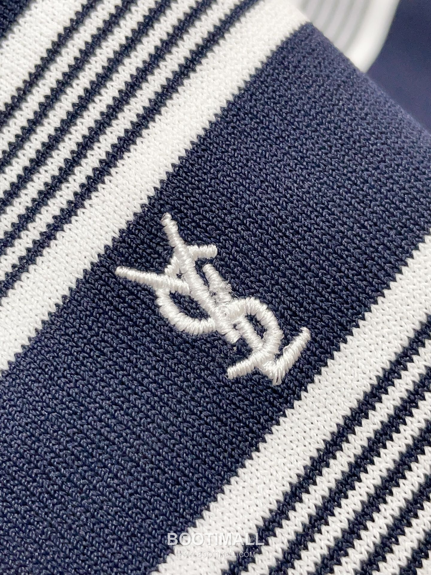 생로랑 2026SS 텐셀 니트 스트라이프 YSL로고 자수 루즈핏 슬리브리스 니트 베스트 Saint Laurent 2026 SS Tencel Knit Stripe YSL Logo Embroidery Loose Fit Sleeveless Knit Vest 21