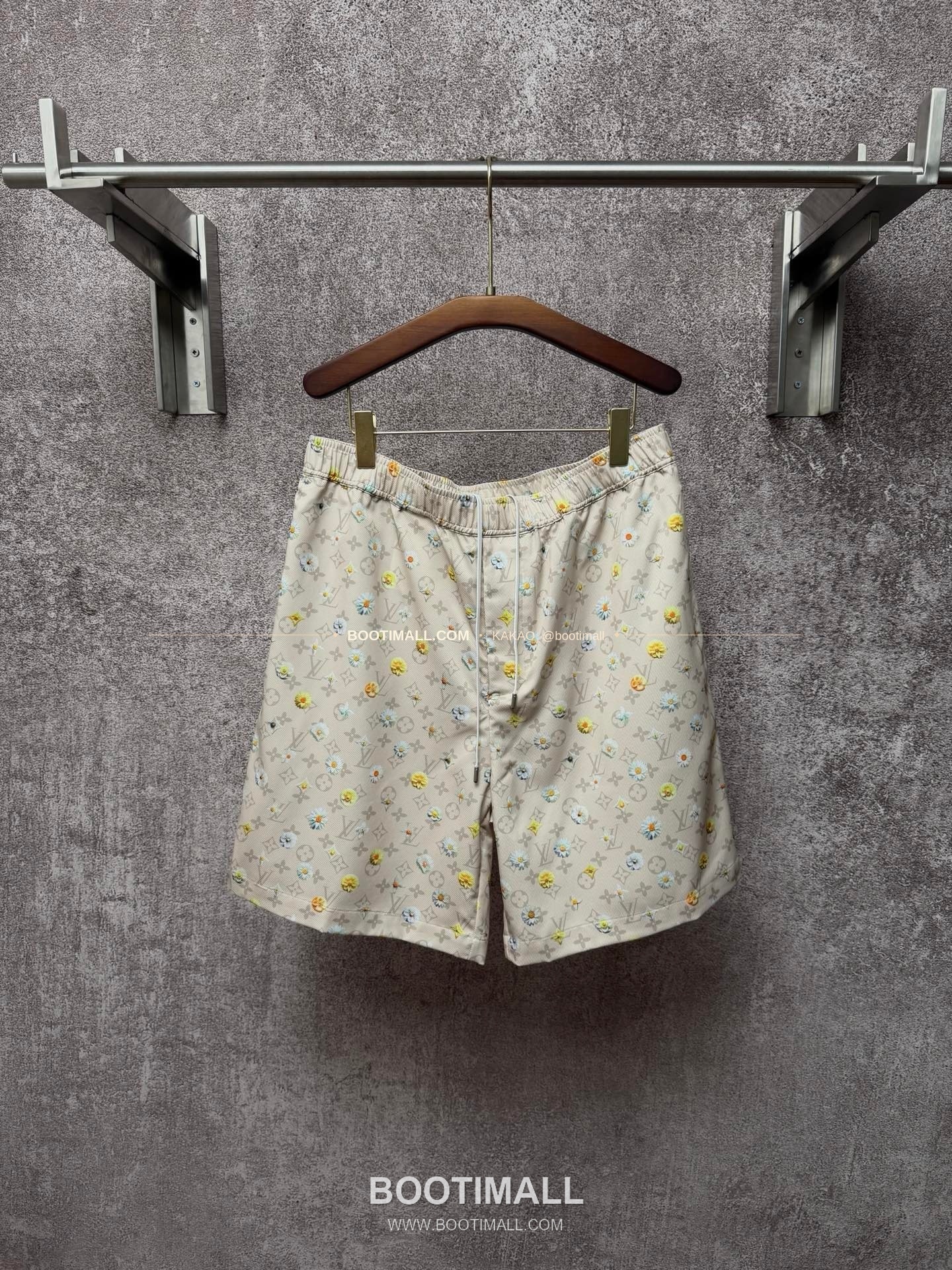 루이비통 2026SS 실크 모노그램 데이지 프린트 레귤러핏 쇼츠 Louis Vuitton 2026 SS Silk Monogram Daisy Print Regular Fit Shorts 1