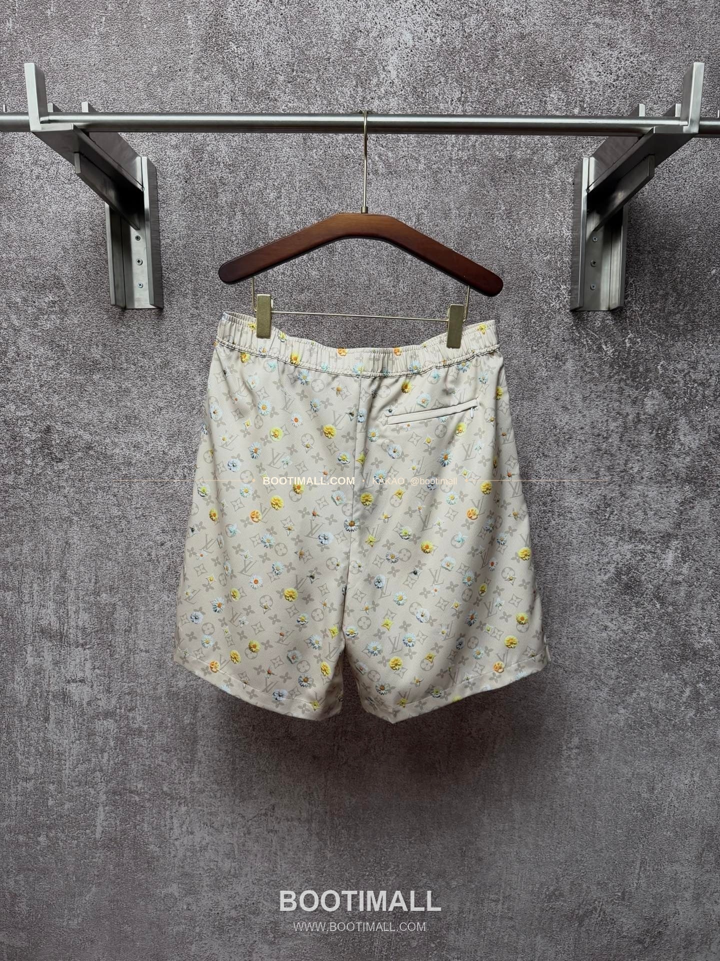 루이비통 2026SS 실크 모노그램 데이지 프린트 레귤러핏 쇼츠 Louis Vuitton 2026 SS Silk Monogram Daisy Print Regular Fit Shorts 2