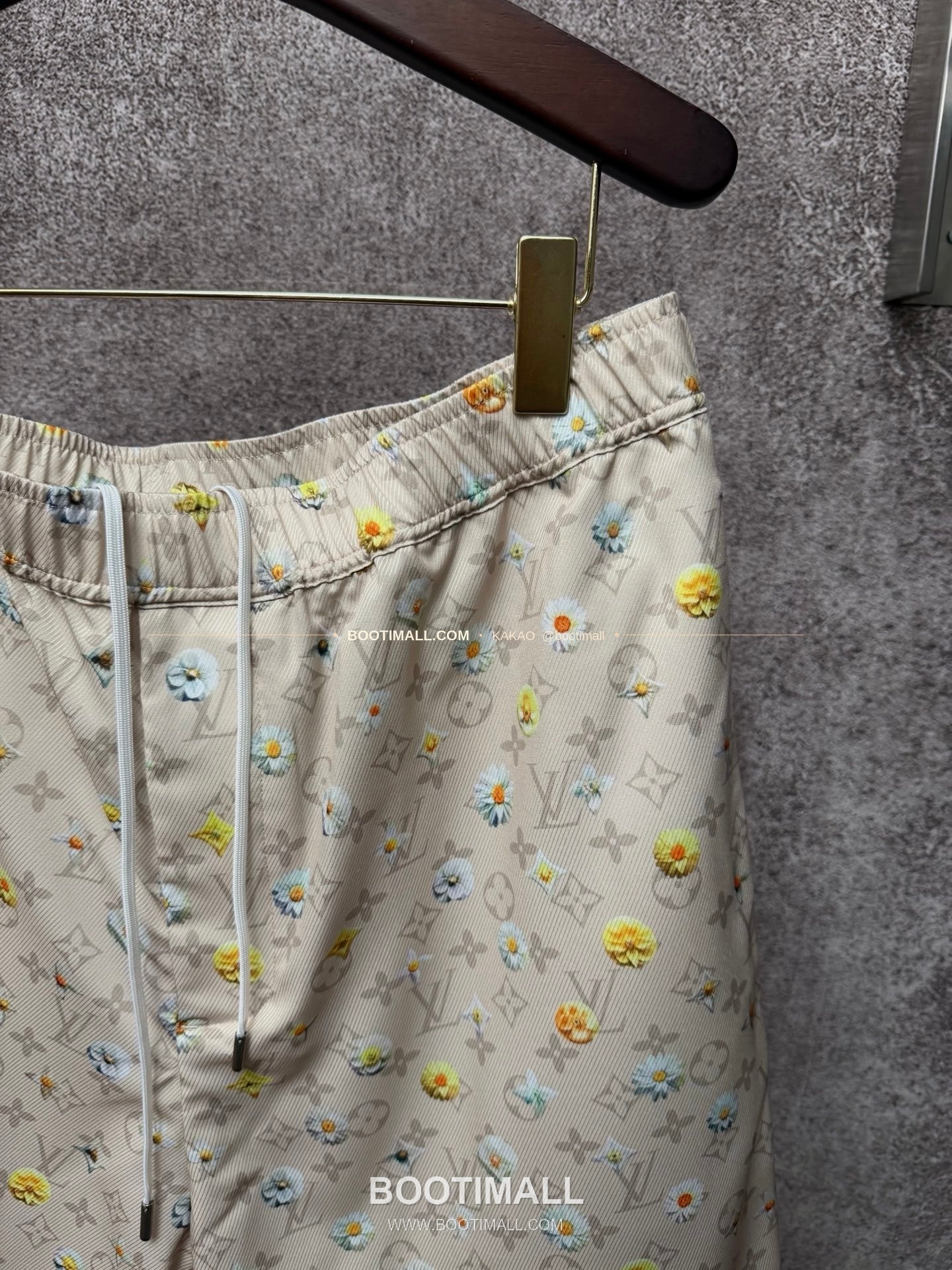 루이비통 2026SS 실크 모노그램 데이지 프린트 레귤러핏 쇼츠 Louis Vuitton 2026 SS Silk Monogram Daisy Print Regular Fit Shorts 3