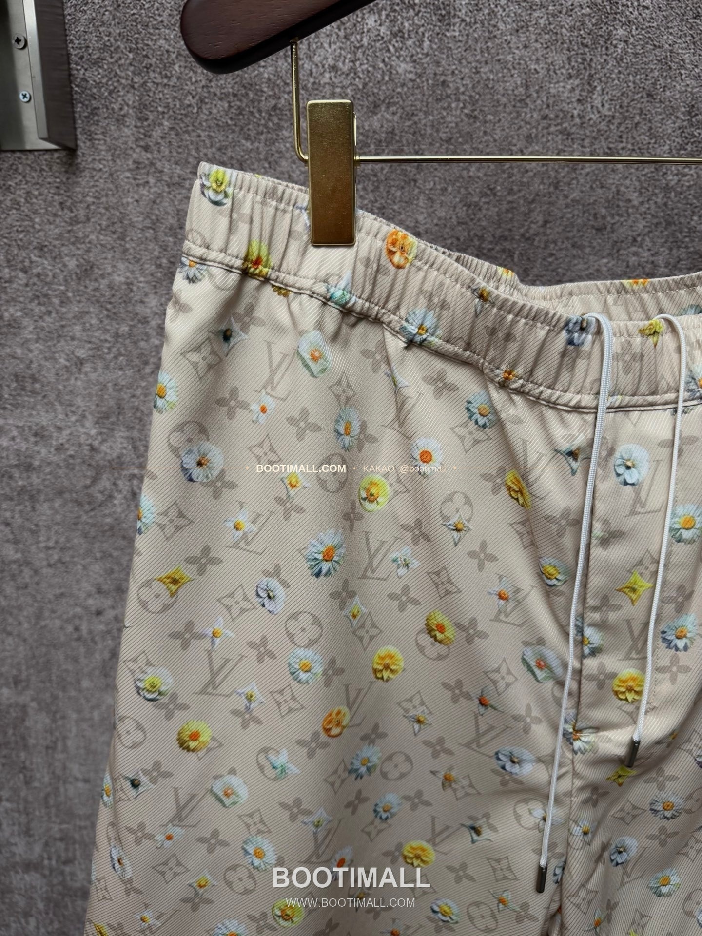 루이비통 2026SS 실크 모노그램 데이지 프린트 레귤러핏 쇼츠 Louis Vuitton 2026 SS Silk Monogram Daisy Print Regular Fit Shorts 4