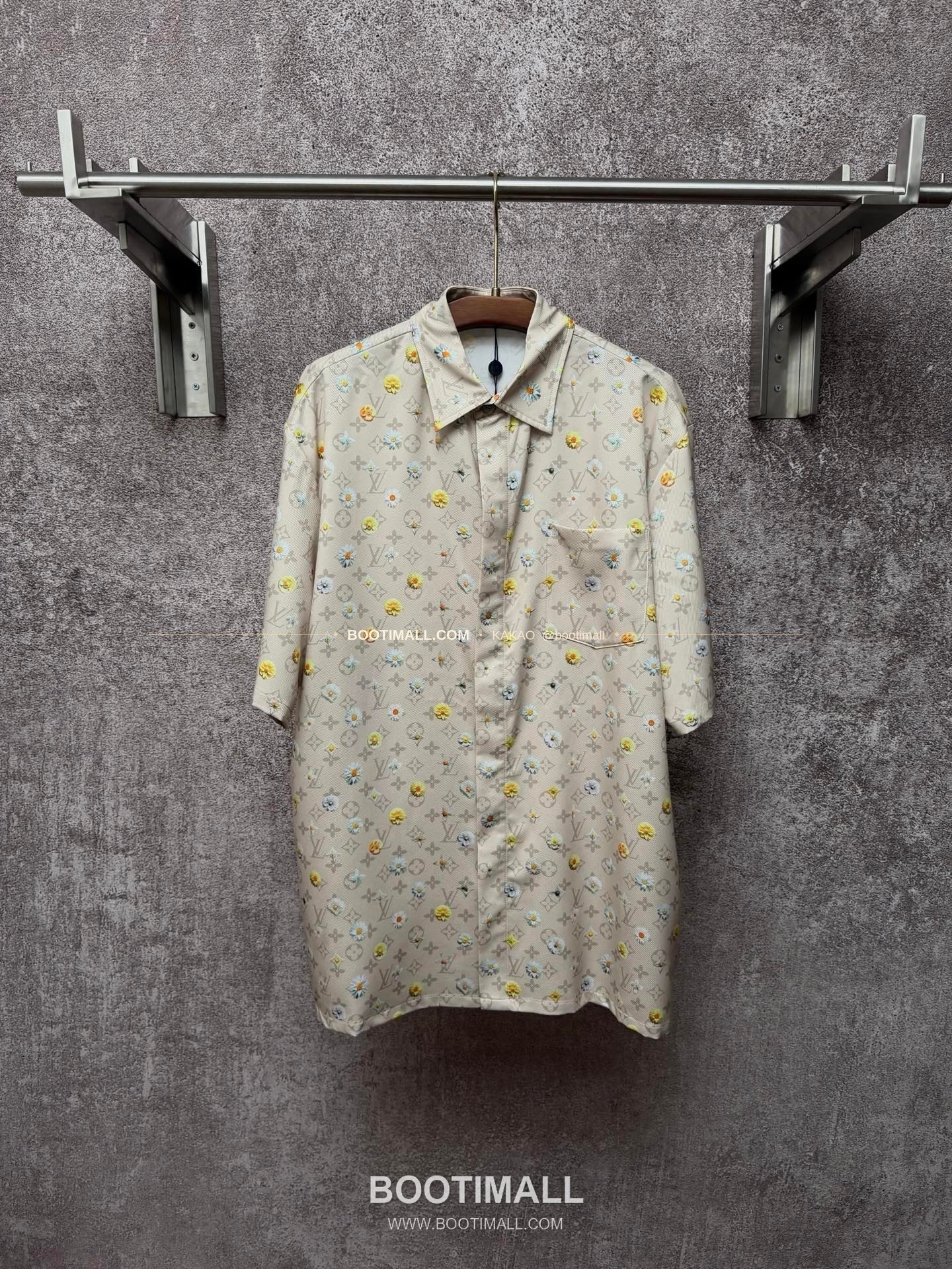 루이비통 2026SS 실크 모노그램 데이지 프린트 레귤러핏 반팔 셔츠 Louis Vuitton 2026 SS Silk Monogram Daisy Print Regular Fit Short Sleeve Shirt 1