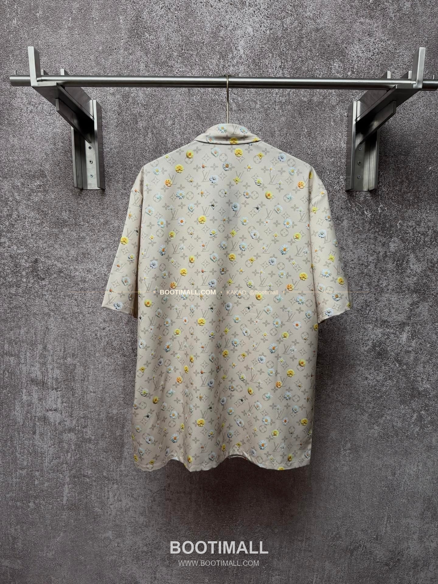 루이비통 2026SS 실크 모노그램 데이지 프린트 레귤러핏 반팔 셔츠 Louis Vuitton 2026 SS Silk Monogram Daisy Print Regular Fit Short Sleeve Shirt 2