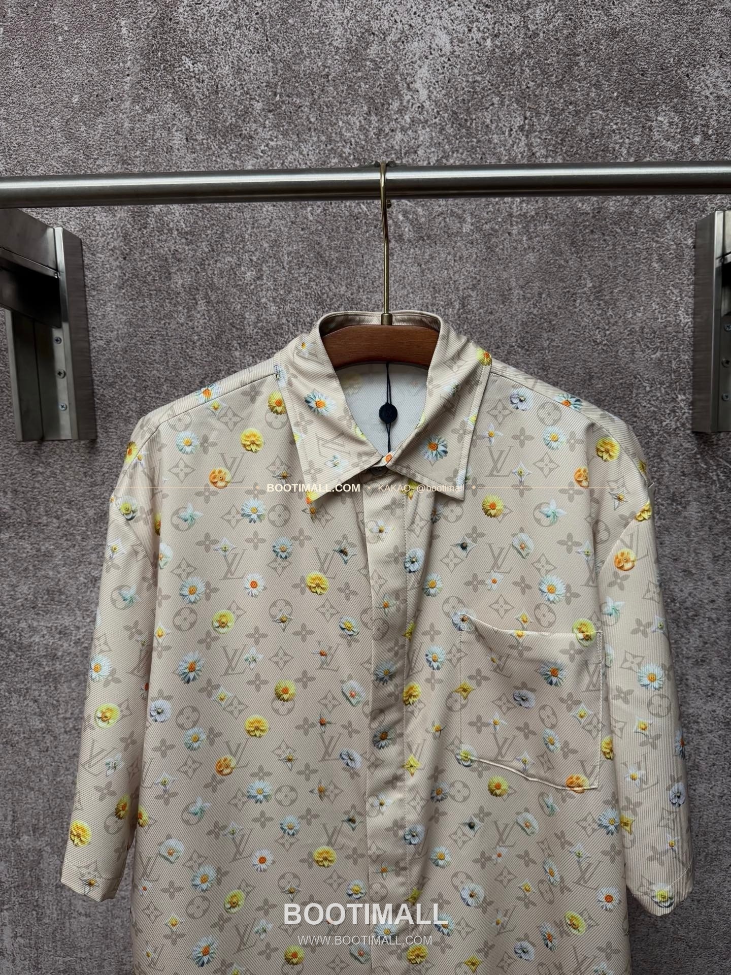 루이비통 2026SS 실크 모노그램 데이지 프린트 레귤러핏 반팔 셔츠 Louis Vuitton 2026 SS Silk Monogram Daisy Print Regular Fit Short Sleeve Shirt 3