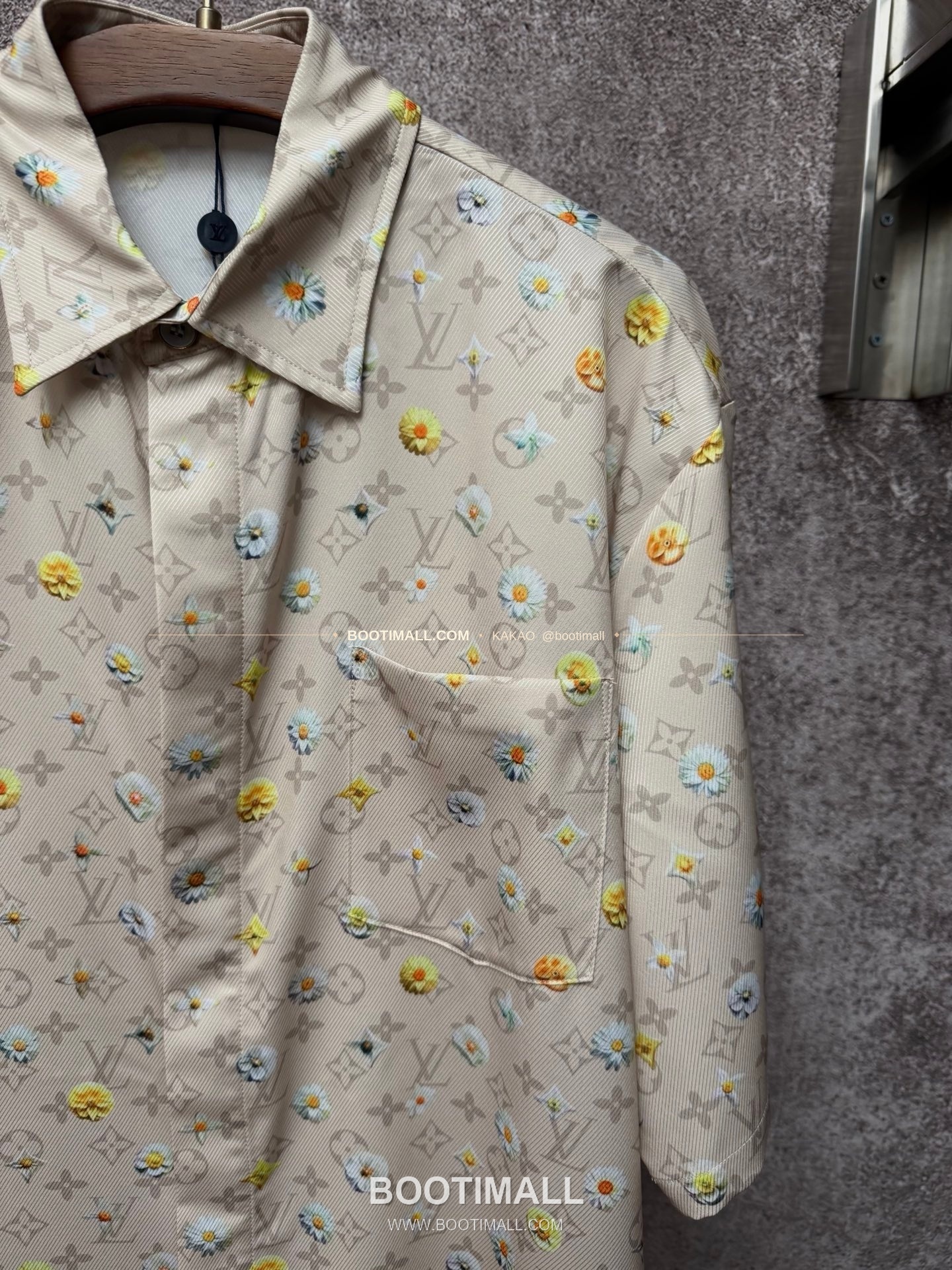 루이비통 2026SS 실크 모노그램 데이지 프린트 레귤러핏 반팔 셔츠 Louis Vuitton 2026 SS Silk Monogram Daisy Print Regular Fit Short Sleeve Shirt 4