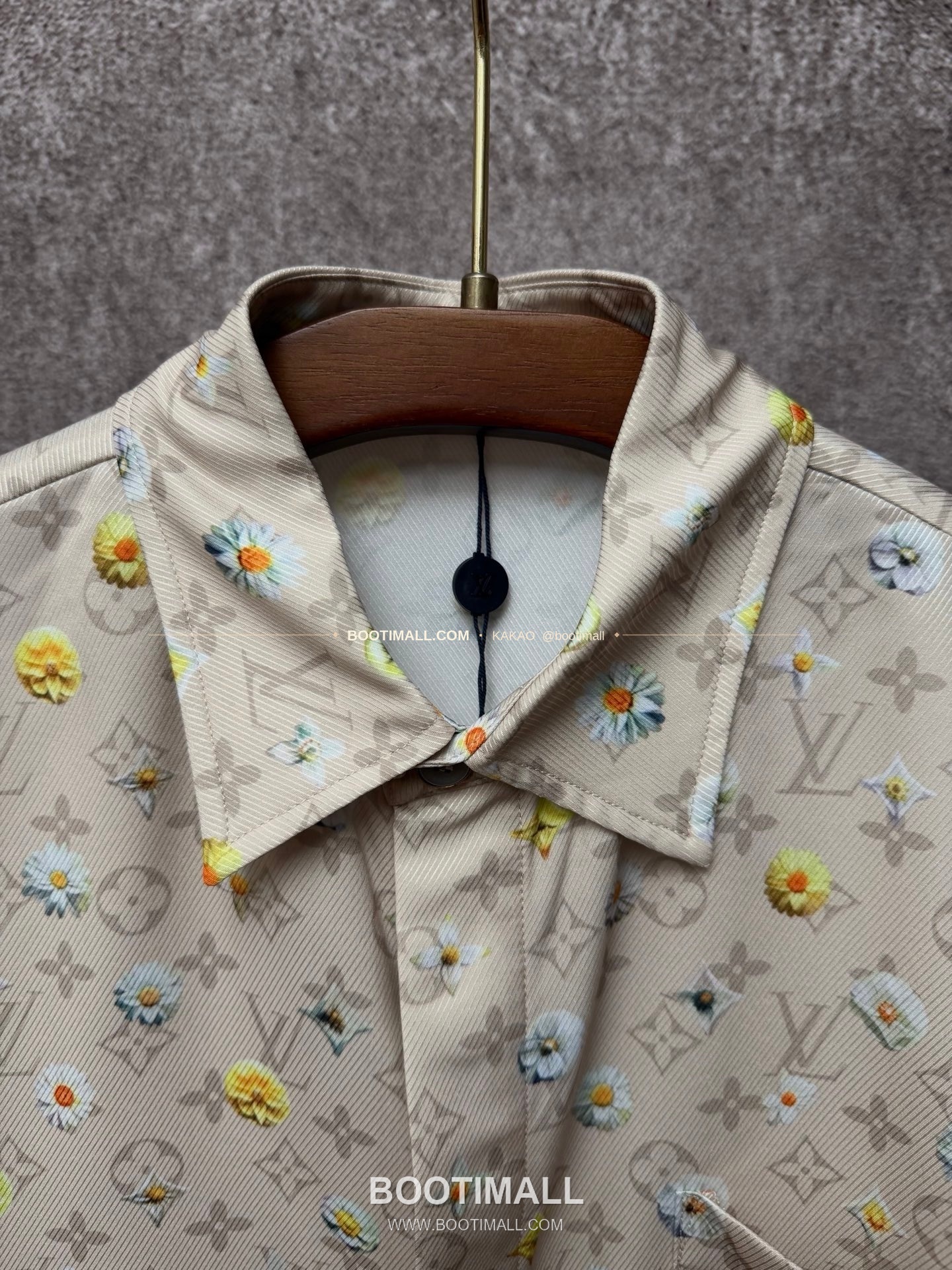 루이비통 2026SS 실크 모노그램 데이지 프린트 레귤러핏 반팔 셔츠 Louis Vuitton 2026 SS Silk Monogram Daisy Print Regular Fit Short Sleeve Shirt 8