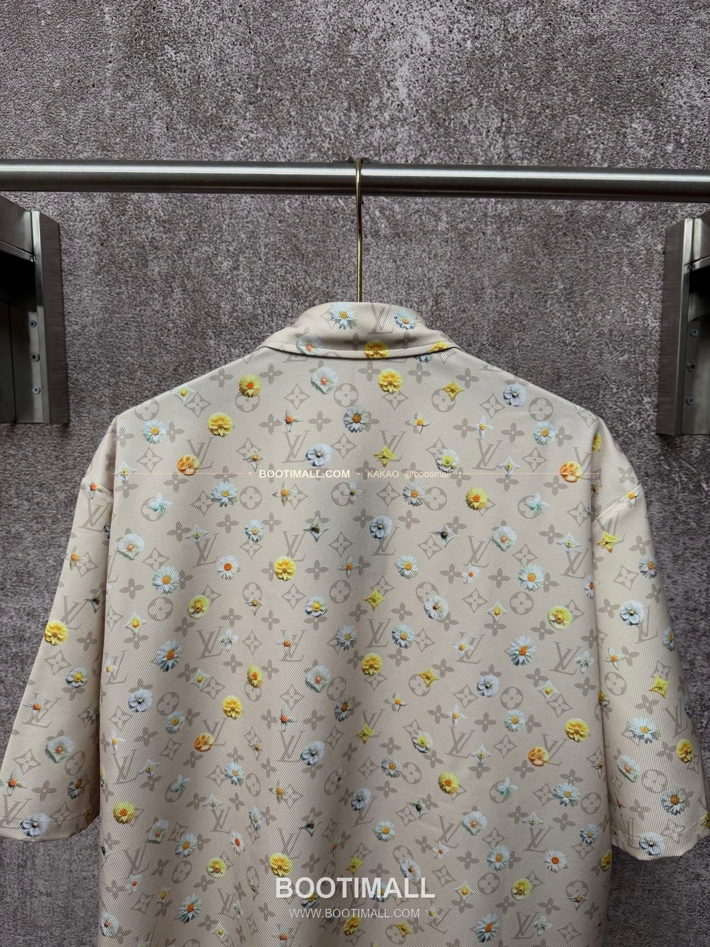루이비통 2026SS 실크 모노그램 데이지 프린트 레귤러핏 반팔 셔츠 Louis Vuitton 2026 SS Silk Monogram Daisy Print Regular Fit Short Sleeve Shirt 9