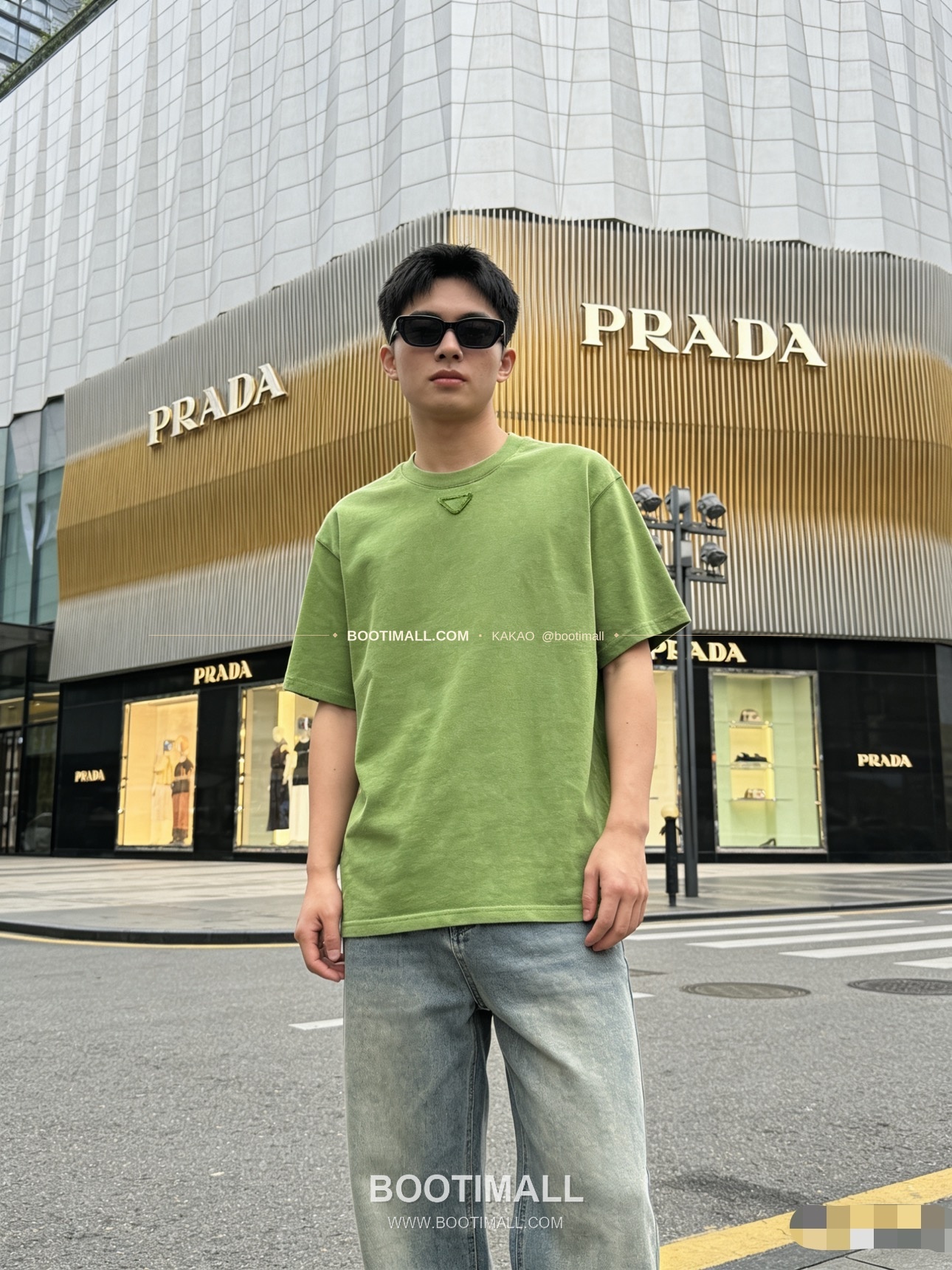 프라다 2026SS 워싱코튼 삼각로고 루즈핏 반팔 티셔츠 Prada 2026 SS Washed Cotton Triangle Logo Loose Fit T-Shirt 1
