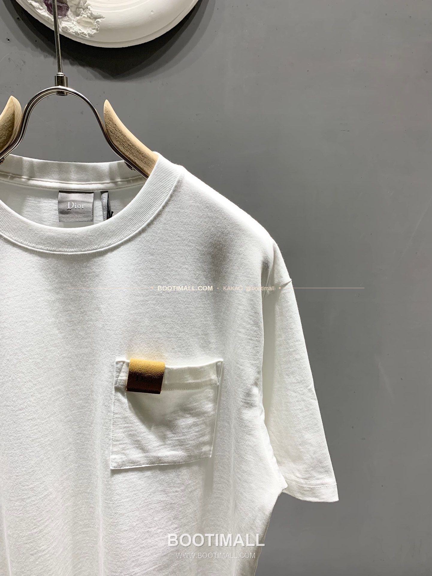 디올 워싱코튼 레더패치 포켓 레귤러핏 반팔 티셔츠 Dior Washed Cotton Leather Patch Pocket Regular Fit T-Shirt 4