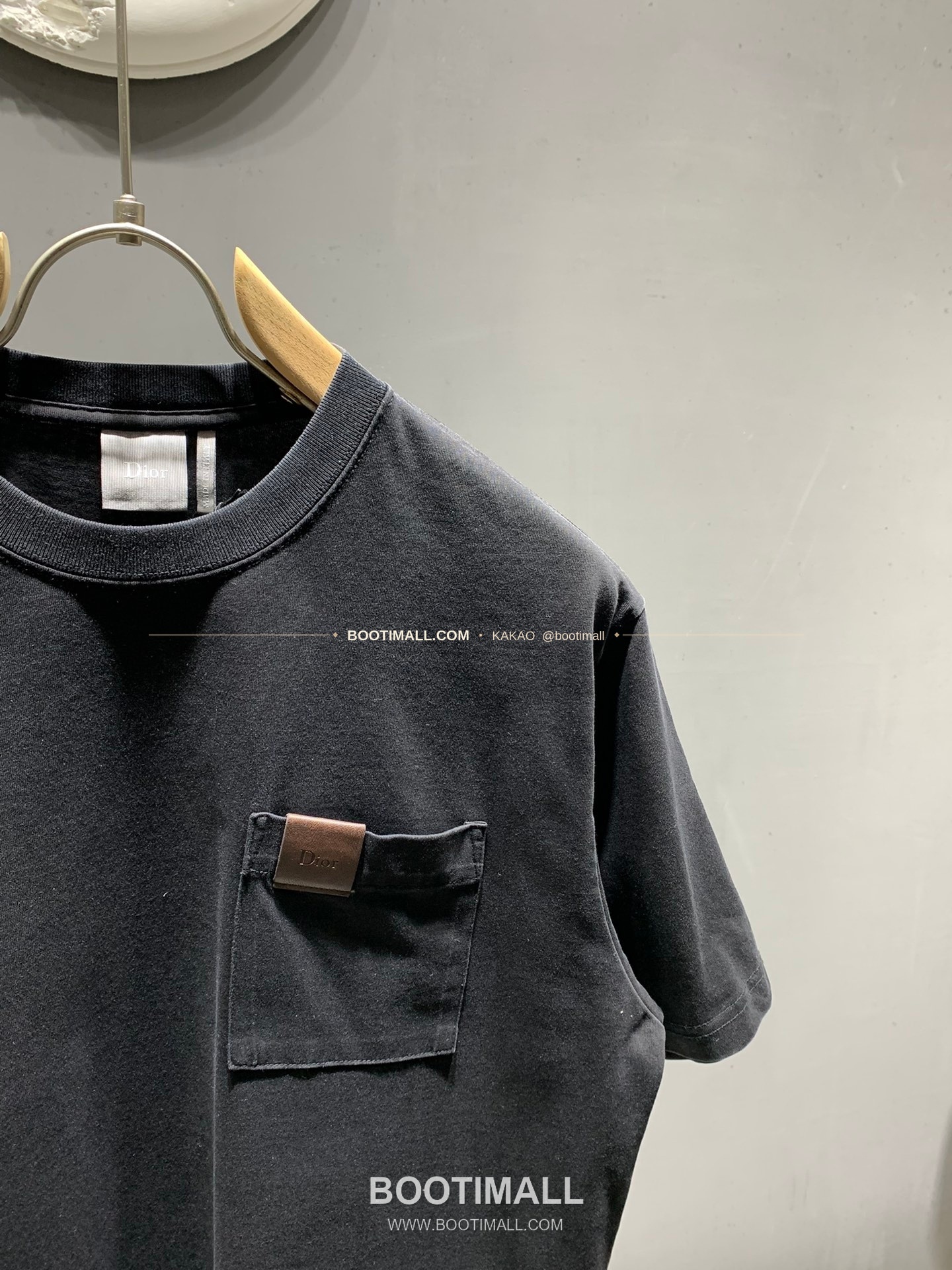 디올 워싱코튼 레더패치 포켓 레귤러핏 반팔 티셔츠 Dior Washed Cotton Leather Patch Pocket Regular Fit T-Shirt 4