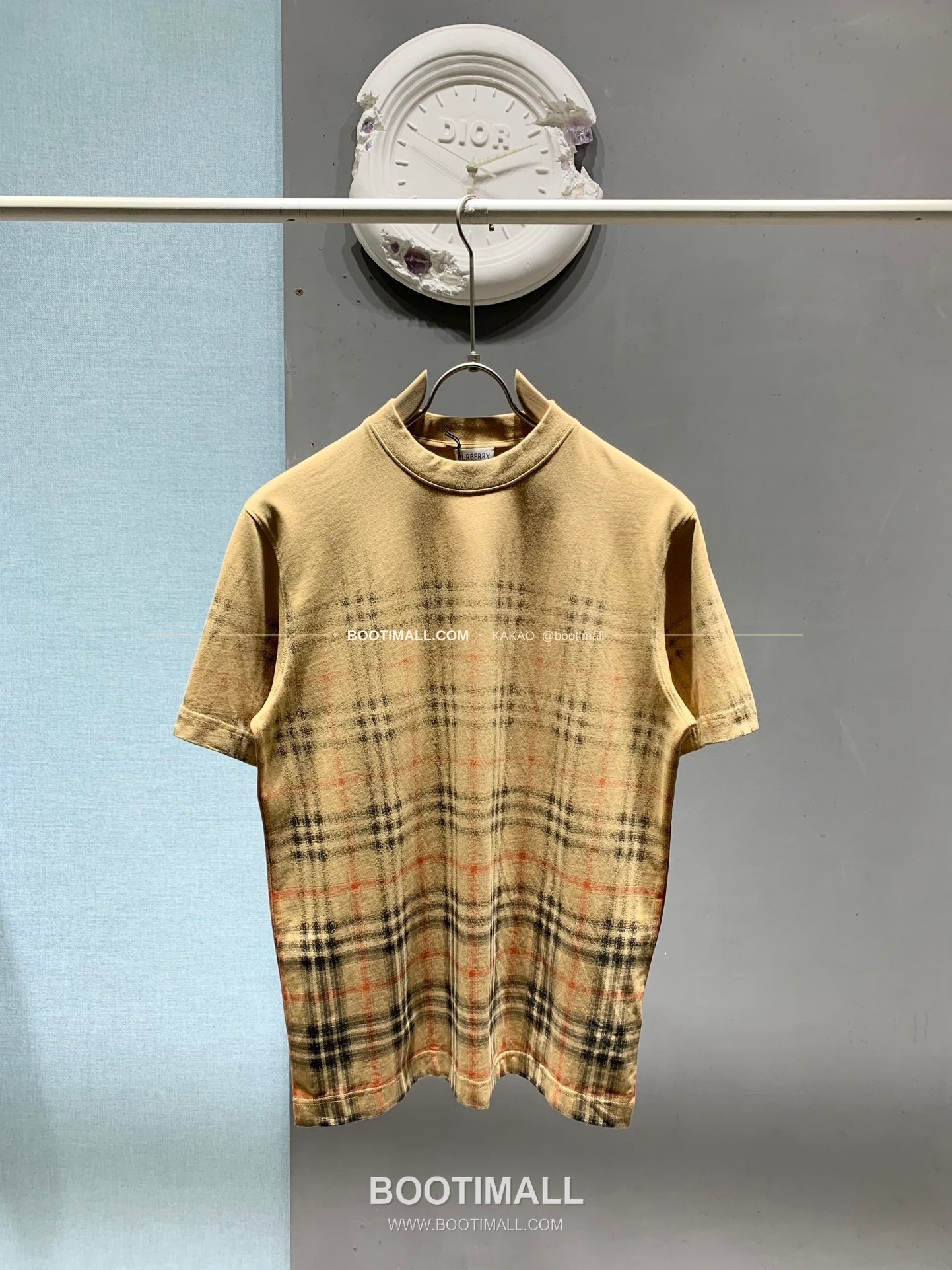 버버리 워싱코튼 그라데이션 체크 레귤러핏 반팔 티셔츠 Burberry Washed Cotton Gradient Check Regular Fit T-Shirt 1