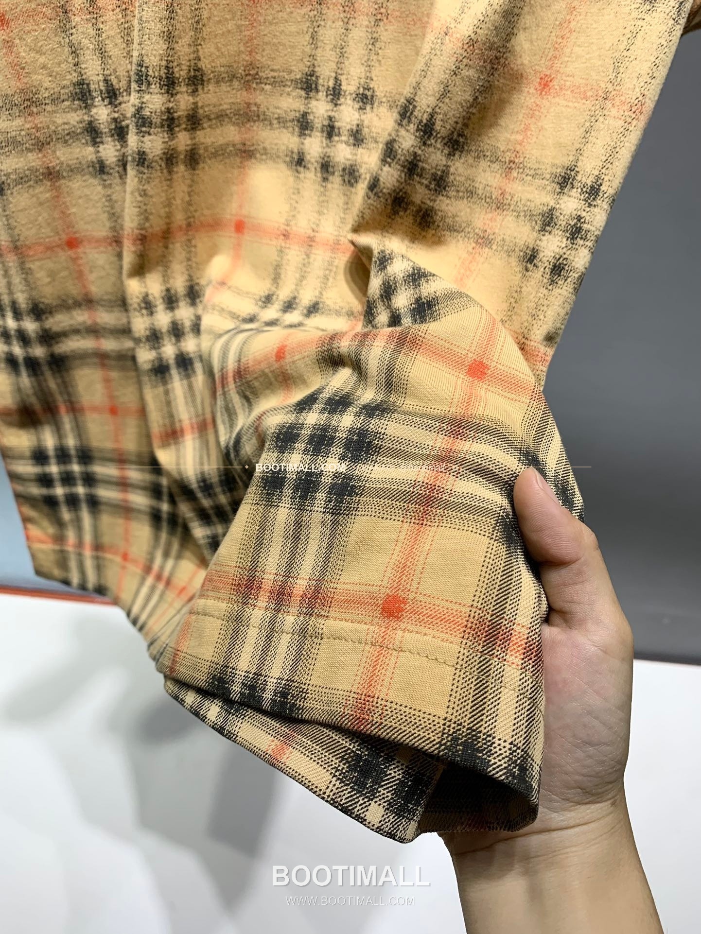 버버리 워싱코튼 그라데이션 체크 레귤러핏 반팔 티셔츠 Burberry Washed Cotton Gradient Check Regular Fit T-Shirt 9