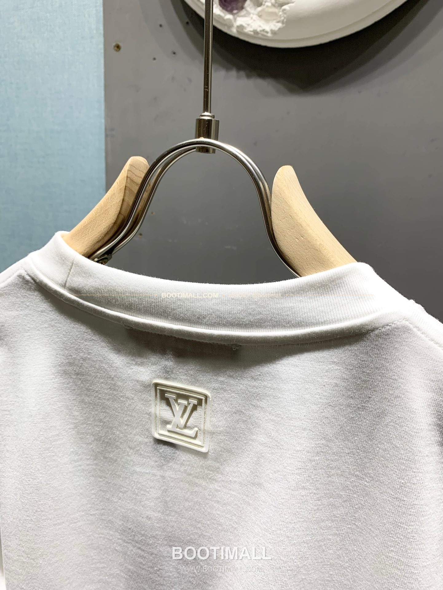 루이비통 코튼 로고자수 패치 레귤러핏 반팔 티셔츠 Louis Vuitton Cotton Logo Embroidery Patch Regular Fit T-Shirt 3