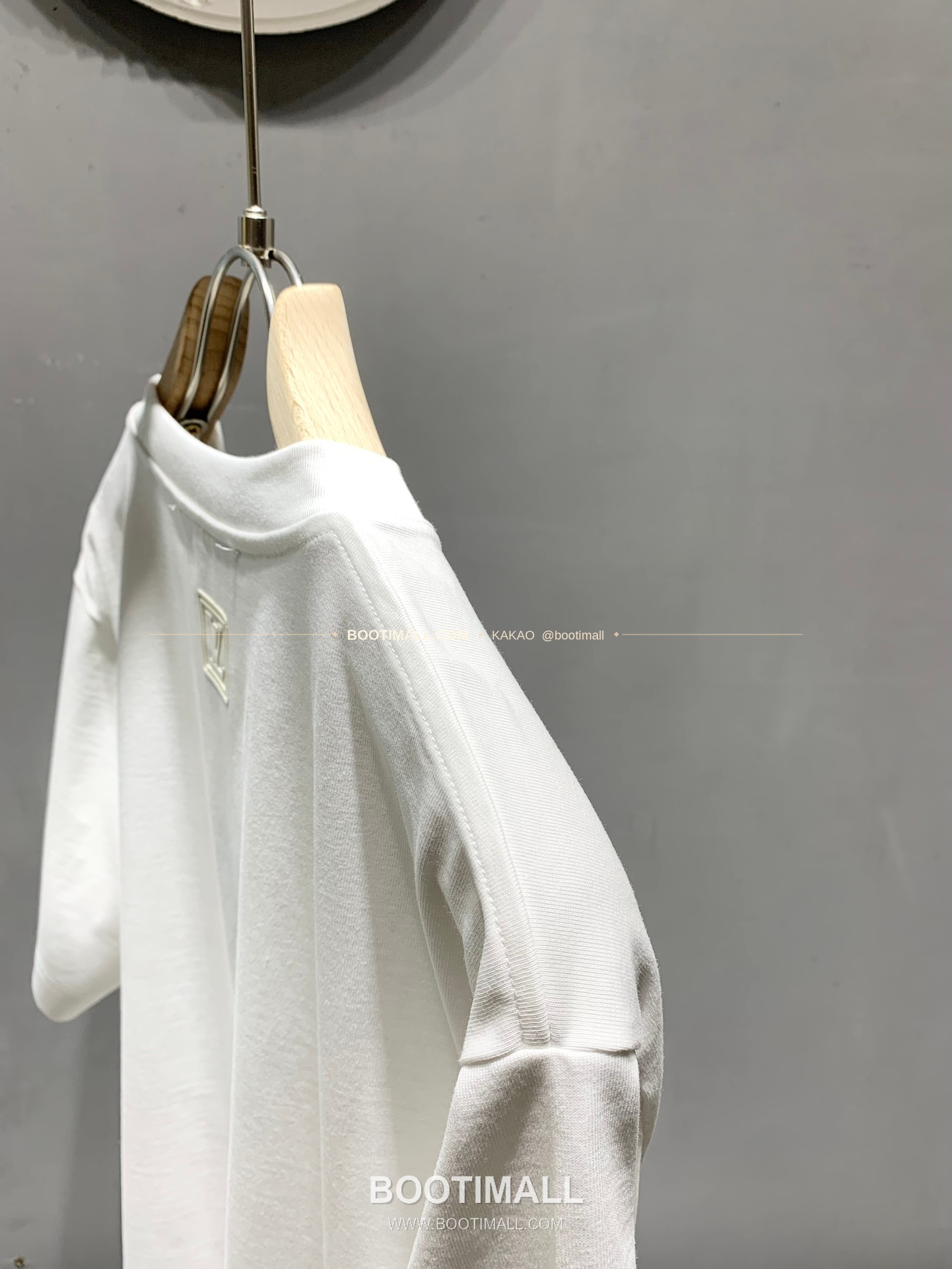 루이비통 코튼 로고자수 패치 레귤러핏 반팔 티셔츠 Louis Vuitton Cotton Logo Embroidery Patch Regular Fit T-Shirt 4