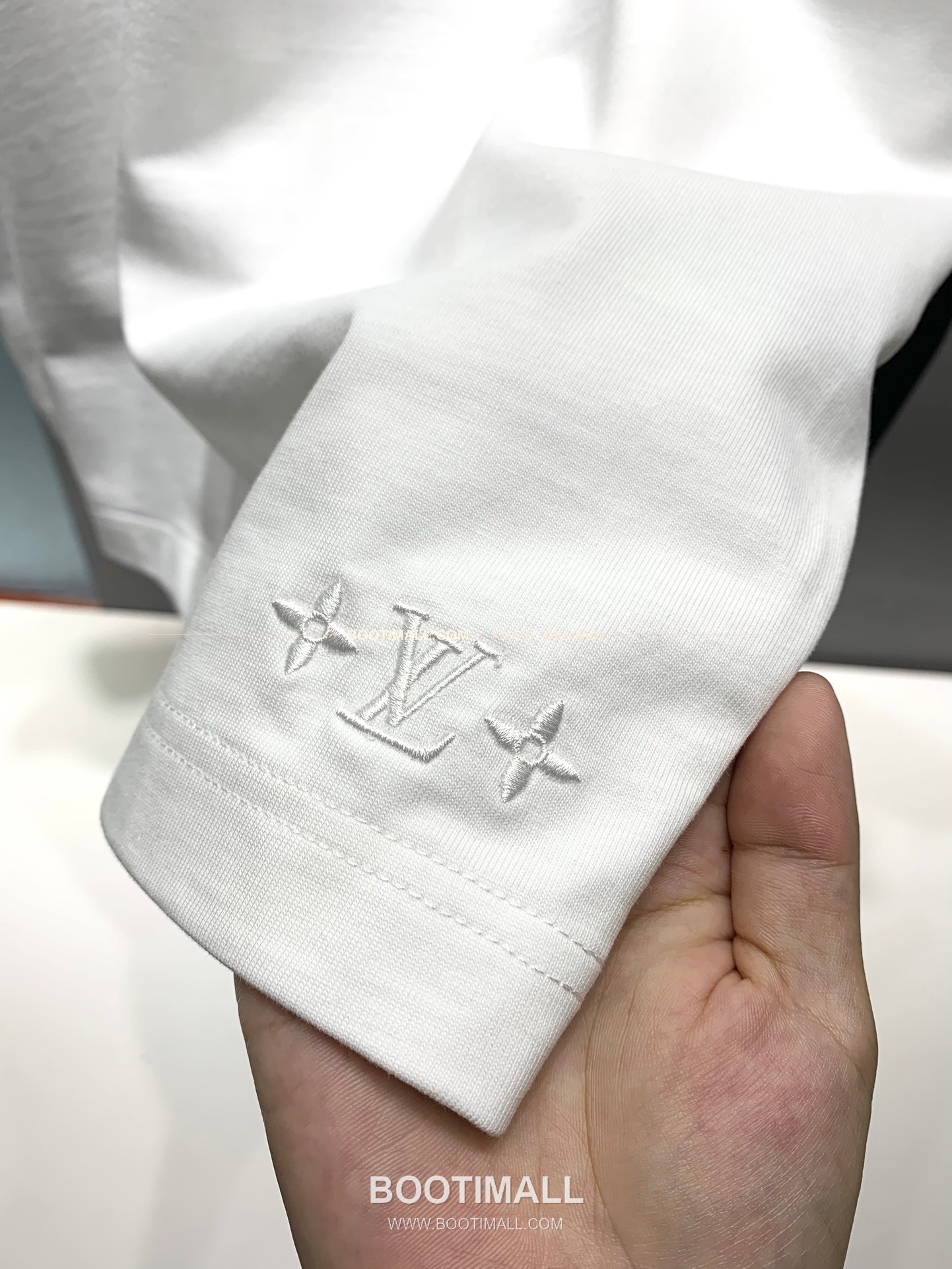 루이비통 코튼 로고자수 패치 레귤러핏 반팔 티셔츠 Louis Vuitton Cotton Logo Embroidery Patch Regular Fit T-Shirt 6