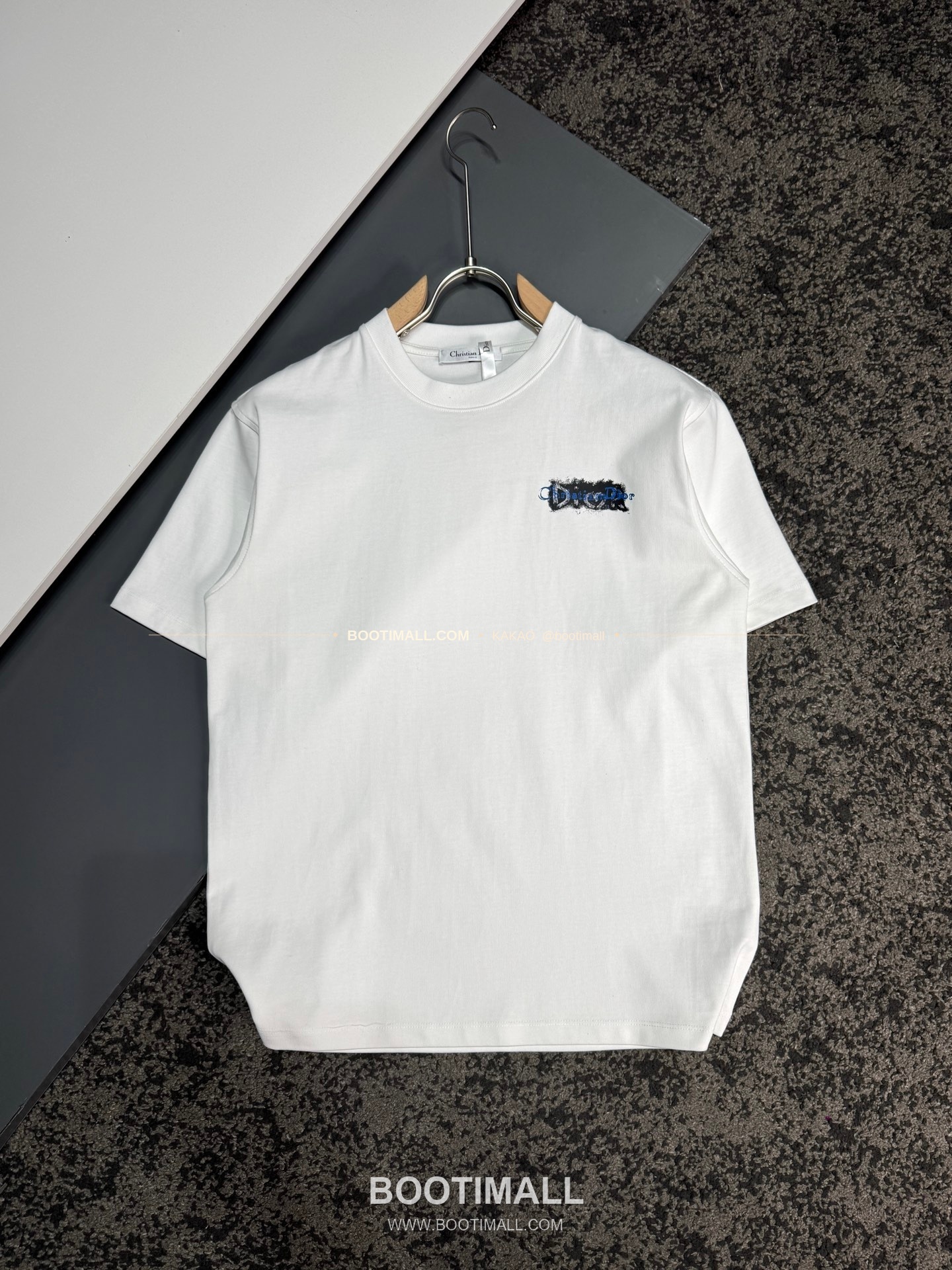 디올 헤비코튼 그래피티 로고 루즈핏 반팔 티셔츠 Dior Heavy Cotton Graffiti Logo Loose Fit T-Shirt AMC6869 1