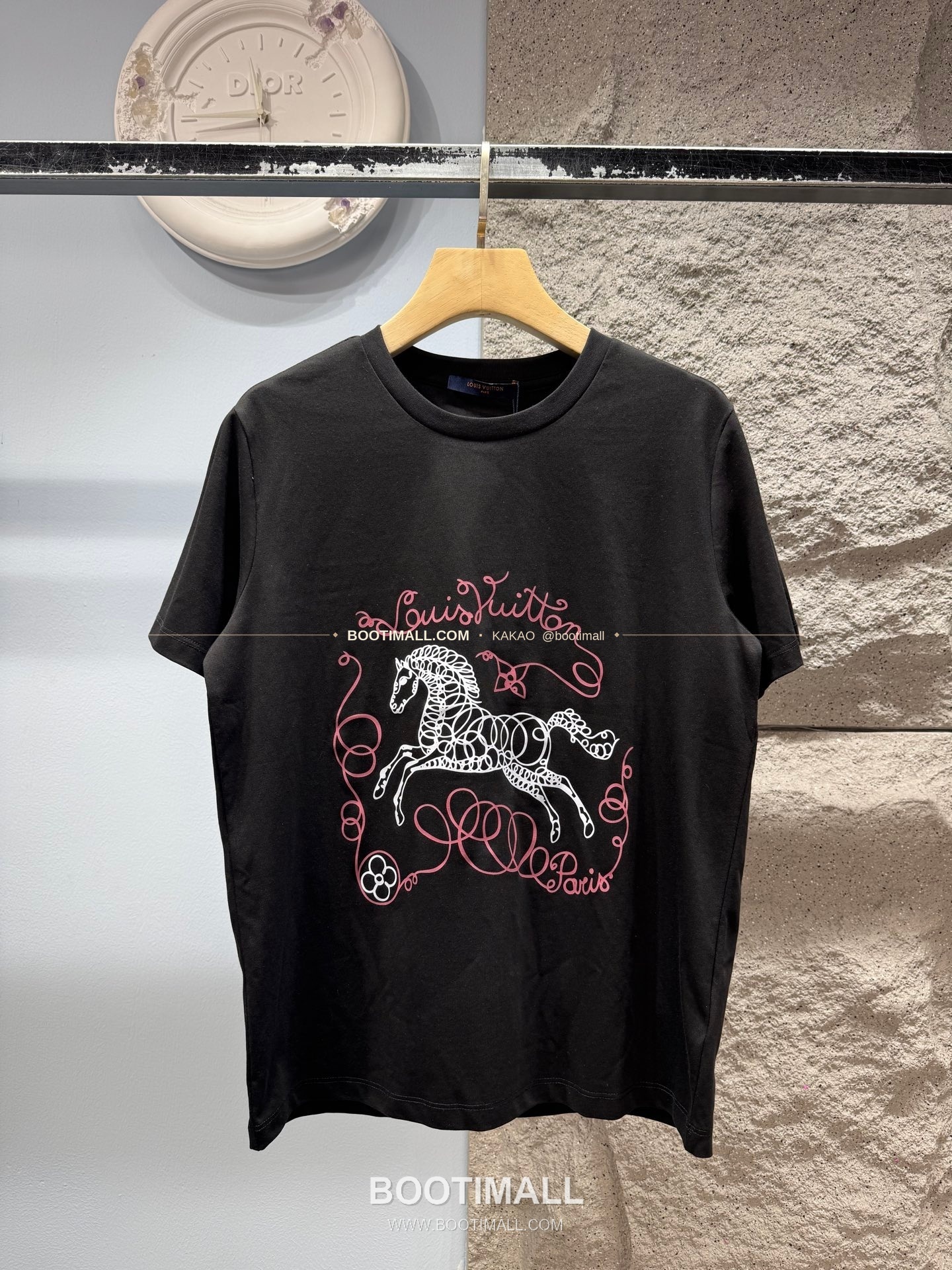 루이비통 소로나 혼방 로고 그래픽 루즈핏 반팔 티셔츠 Louis Vuitton Sorona Blend Logo Graphic Loose Fit T-Shirt XYN33 1