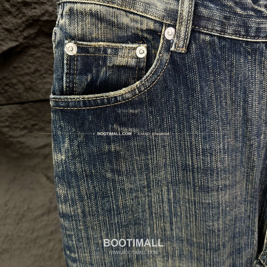 발렌시아가 2026SS 워싱데님 세미부츠컷 루즈핏 롱 팬츠 Balenciaga 2026 SS Washed Denim Semi Bootcut Loose Fit Long Pants 5