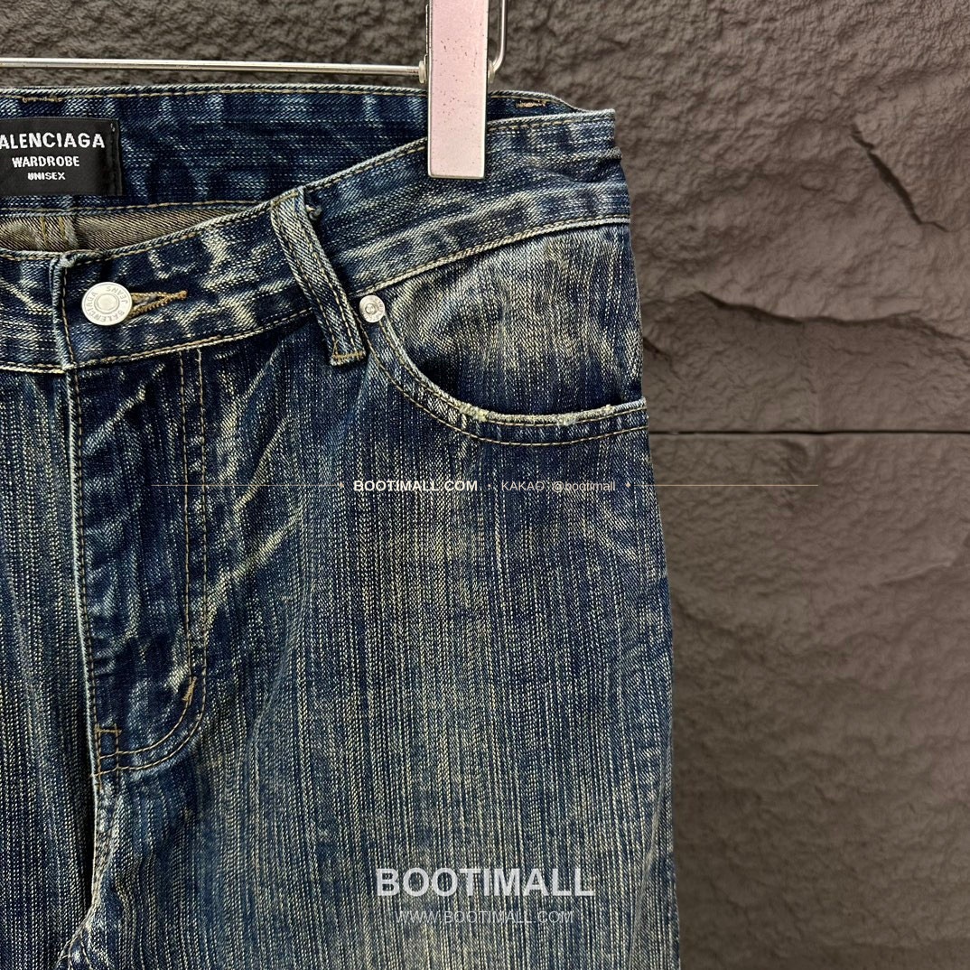 발렌시아가 2026SS 워싱데님 세미부츠컷 루즈핏 롱 팬츠 Balenciaga 2026 SS Washed Denim Semi Bootcut Loose Fit Long Pants 10
