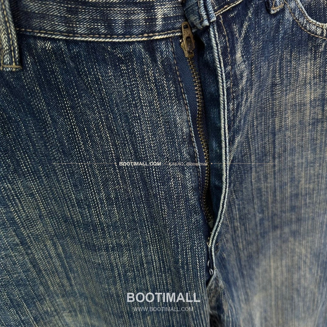 발렌시아가 2026SS 워싱데님 세미부츠컷 루즈핏 롱 팬츠 Balenciaga 2026 SS Washed Denim Semi Bootcut Loose Fit Long Pants 11